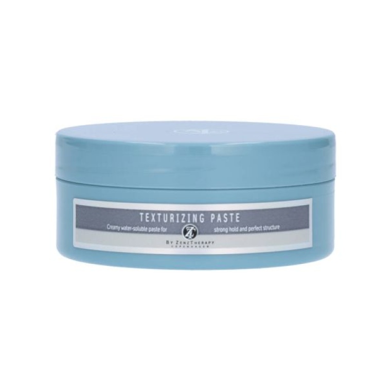 ZENZTHERAPY Organic Texturizing Paste – Patchouli Cedarwood 75 ml ZENZTHERAPY Organic Texturizing Paste is een professionele styling paste die krachtige textuur, flexibele hold en een natuurlijke matte finish combineert in één luxe product. Dankzij de unieke formule creëer je moeiteloos volume, definitie en een moderne nonchalante look zonder het haar hard of vettig te maken. De verfijnde geur van patchouli en cedarwood geeft deze styling paste een exclusieve, warme en stijlvolle uitstraling die perfect aansluit bij premium haarverzorging. Ideaal voor wie houdt van gecontroleerde textuur met een natuurlijke beweging. Deze texturizing paste is perfect voor kort tot middellang haar en biedt langdurige controle terwijl het haar soepel en restylebaar blijft gedurende de dag. De formule helpt het haar voller te laten ogen en geeft extra karakter aan elke coupe. Voordelen van ZENZTHERAPY Organic Texturizing Paste: • Sterke maar flexibele hold • Matte natuurlijke finish • Geeft extra textuur en volume • Geen vettig of zwaar gevoel • Restylebaar gedurende de dag • Luxe geur van patchouli & cedarwood • Professionele salonkwaliteit • Geschikt voor dagelijks gebruik Perfect voor: • Moderne textured looks • Messy hairstyles • Meer volume en definitie • Kort en middellang haar • Matte styling zonder glans • Flexibele langdurige controle Gebruik: Neem een kleine hoeveelheid in de handpalmen en verdeel gelijkmatig door droog of handdoekdroog haar. Style naar wens voor een natuurlijke matte look met maximale textuur. Waarom bestellen bij Flaka.be? Bij Flaka.be vind je originele professionele ZENZTHERAPY stylingproducten geselecteerd voor klanten die luxe, kwaliteit en performance zoeken. Ontdek premium haarverzorging en styling met snelle levering en professionele service. SEO Titel: ZENZTHERAPY Organic Texturizing Paste Patchouli Cedarwood 75ml | Flaka.be Meta Beschrijving: Koop ZENZTHERAPY Organic Texturizing Paste Patchouli Cedarwood 75ml bij Flaka.be. Professionele matte styling paste met textuur, volume en flexibele hold. SEO Zoekwoorden: ZENZTHERAPY Texturizing Paste Patchouli Cedarwood Paste Matte styling paste Professionele haarpaste ZENZTHERAPY styling Texture hair paste Volume styling paste Matte haarstyling Salon styling product Flaka.be ZENZTHERAPY
