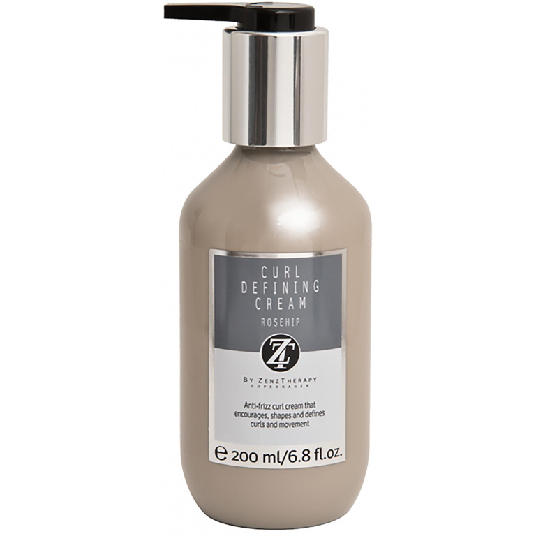 ZENZTHERAPY Curl Defining Cream is een luxe verzorgende stylingcrème speciaal ontwikkeld voor krullend en golvend haar. Deze professionele curl cream helpt krullen perfect te definiëren terwijl het haar zacht, soepel en pluisvrij blijft. De rijke formule hydrateert intensief en ondersteunt de natuurlijke vorm van het haar zonder het zwaar of hard te maken. Hierdoor blijven krullen veerkrachtig, glanzend en natuurlijk bewegend gedurende de hele dag. Dankzij de voedende ingrediënten helpt deze cream droogte en pluizigheid te verminderen terwijl het haar meer controle, elasticiteit en een gezonde uitstraling krijgt. Perfect voor natuurlijke curls, waves en gedefinieerde styling met een zachte finish. Voordelen van ZENZTHERAPY Curl Defining Cream: • Definieert natuurlijke krullen en waves • Vermindert pluis en droogheid • Geeft zachtheid en glans • Houdt krullen soepel en veerkrachtig • Hydraterende professionele formule • Geen hard of plakkerig effect • Geschikt voor dagelijks gebruik • Professionele salonkwaliteit Perfect voor: • Krullend haar • Golvend haar • Droog of pluizig haar • Natuurlijke curl definitie • Hydratatie en controle • Zachte flexibele styling Gebruik: Breng een kleine hoeveelheid aan op handdoekdroog haar. Verdeel gelijkmatig door de lengtes en knijp de krullen zachtjes omhoog. Laat natuurlijk drogen of gebruik een diffuser voor extra volume en definitie. Waarom bestellen bij Flaka.be? Bij Flaka.be ontdek je originele professionele ZENZTHERAPY producten geselecteerd voor klanten die luxe haarverzorging en salonkwaliteit zoeken. Geniet van premium verzorging, snelle levering en professionele service. SEO Titel: ZENZTHERAPY Curl Defining Cream 200ml | Krullencrème | Flaka.be Meta Beschrijving: Koop ZENZTHERAPY Curl Defining Cream 200ml bij Flaka.be. Professionele krullencrème voor definitie, hydratatie, glans en anti-frizz verzorging. SEO Zoekwoorden: ZENZTHERAPY Curl Defining Cream Krullencrème professioneel Anti frizz curl cream Curl defining cream Krullen styling crème Hydraterende curl cream ZENZTHERAPY curls Krullen verzorging Salon curl cream Flaka.be ZENZTHERAPY