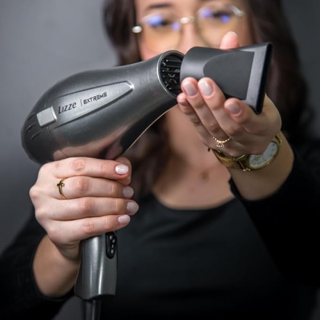 LIZZE EXTREME PROFESSIONAL HAARDROGER 2400W Kracht. Precisie. Salonprestaties. De Lizze Extreme 2400W professionele haardroger is geen gewone föhn. Dit is een high-performance salon tool ontworpen voor kappers, keratine specialisten en iedereen die maximale controle, snelheid en glans wil bereiken. Wanneer kracht, ionische technologie en ergonomisch design samenkomen, ontstaat een föhn die niet alleen droogt – maar het haar transformeert.