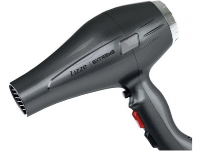 LIZZE EXTREME PROFESSIONAL HAARDROGER 2400W Kracht. Precisie. Salonprestaties. De Lizze Extreme 2400W professionele haardroger is geen gewone föhn. Dit is een high-performance salon tool ontworpen voor kappers, keratine specialisten en iedereen die maximale controle, snelheid en glans wil bereiken. Wanneer kracht, ionische technologie en ergonomisch design samenkomen, ontstaat een föhn die niet alleen droogt – maar het haar transformeert. 💨 2400 Watt Pure Kracht – Sneller Drogen, Minder Schade Met een krachtige 2400W professionele motor levert deze haardroger een sterke, constante luchtstroom die: Droogtijd drastisch verkort Hittebelasting vermindert Ideaal is voor dik, krullend of keratine behandeld haar Perfect is voor professioneel salongebruik Sneller drogen betekent minder hitte-expositie. Minder hitte-expositie betekent gezonder haar. ⚡ Ionische Anti-Frizz Technologie De geïntegreerde negatieve ionentechnologie neutraliseert statische elektriciteit en sluit de haarschubbenlaag. Resultaat: ✔ Minder pluizig haar ✔ Meer glans ✔ Zachtere textuur ✔ Professionele, gladde finish Vooral bij keratinebehandelingen is ionische technologie essentieel. Het helpt het haar glad te houden en versterkt de spiegelglans. ✨ Perfect Voor Keratine & Proteïne Behandelingen Deze föhn is ideaal in combinatie met: Keratinebehandelingen Botox haarbehandelingen Proteïne herstelbehandelingen Nano titanium stijltangen De krachtige luchtstroom en gerichte blaasmond zorgen ervoor dat het haar perfect voorbereid wordt vóór het stijlen. Voor salons die werken met keratine is dit een absolute must-have tool.