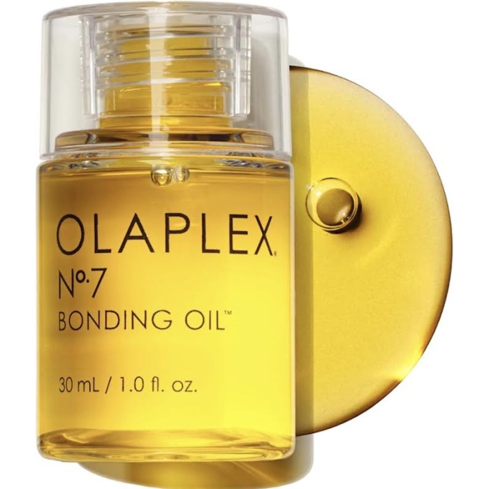 De Olaplex No.7 Bonding Oil is een professionele haarolie die speciaal ontwikkeld is om beschadigd haar te herstellen, te beschermen en een intense natuurlijke glans te geven. Deze ultralichte olie maakt gebruik van de innovatieve Olaplex bond-building technologie die helpt om gebroken haarverbindingen opnieuw op te bouwen. Dagelijkse invloeden zoals hitte van stylingtools, vervuiling, kleuren of blonderen kunnen het haar beschadigen. De Olaplex No.7 Bonding Oil helpt het haar te versterken van binnenuit en zorgt ervoor dat het haar zachter, gladder en gezonder aanvoelt. Deze professionele haarolie is geschikt voor alle haartypes en ideaal voor mensen die hun haar willen beschermen tegen hitte en tegelijkertijd een natuurlijke glans willen creëren. Dankzij de geconcentreerde formule zijn slechts enkele druppels voldoende om het haar intensief te verzorgen. Belangrijkste voordelen van Olaplex No.7 Bonding Oil Herstelt beschadigde haarverbindingen Geeft het haar intense glans en zachtheid Vermindert pluis en gespleten punten Beschermt tegen hitte van stylingtools Versterkt het haar van binnenuit Ultralichte formule zonder het haar te verzwaren Geschikt voor alle haartypes Bij regelmatig gebruik helpt de Olaplex No.7 Bonding Oil het haar sterker, gezonder en zichtbaar glanzender te maken. Olaplex kopen bij Flaka.be – Professionele haarverzorging Bij Flaka.be vind je een uitgebreid assortiment originele Olaplex haarproducten. Deze professionele producten worden wereldwijd gebruikt door kappers en salons vanwege hun unieke technologie die beschadigde haarverbindingen helpt herstellen. Steeds meer klanten zoeken online naar Olaplex kopen in België, Olaplex haarherstel producten of professionele Olaplex behandelingen. Daarom kiezen veel mensen ervoor om hun Olaplex producten te bestellen via Flaka.be, een gespecialiseerde webshop voor professionele haarverzorging. Waarom Olaplex bestellen via Flaka.be Groot assortiment originele Olaplex producten Professionele salonkwaliteit haarverzorging Geschikt voor beschadigd, gekleurd en chemisch behandeld haar Betrouwbare webshop voor premium haircare Snelle levering binnen België en Nederland Ontdek de kracht van Olaplex en ervaar professionele haarverzorging via Flaka.be. Olaplex haarverzorging voor gezond en sterk haar De producten van Olaplex zijn ontwikkeld om beschadigde haarstructuren te herstellen en het haar te beschermen tegen toekomstige schade. Door de unieke bond-building technologie worden haarverbindingen opnieuw opgebouwd waardoor het haar sterker, elastischer en gezonder wordt. Veel professionele kappers gebruiken Olaplex tijdens kleurbehandelingen, keratinebehandelingen en haarherstel routines. Ook thuis kan Olaplex gebruikt worden om het haar te beschermen en intensief te verzorgen. Bij Flaka.be kun je terecht voor een breed assortiment Olaplex producten die geschikt zijn voor verschillende haartypes en haarproblemen. Of je nu last hebt van beschadigd haar, droog haar of chemisch behandeld haar, Olaplex helpt het haar zijn natuurlijke kracht en glans terug te krijgen.