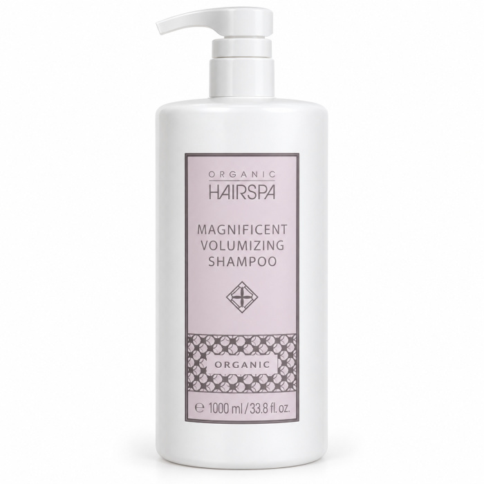 Organic HairSpa Magnificent Volumizing Shampoo 1000 ml – Professionele Gebruiksaanwijzing Organic HairSpa Magnificent Volumizing Shampoo 1000 ml is ontwikkeld voor fijn, futloos en volumeloos haar dat meer body, luchtigheid en een verzorgde uitstraling nodig heeft. De lichte formule reinigt het haar op milde wijze en helpt het haar voller en levendiger te laten aanvoelen zonder het zwaar te maken. De shampoo is ideaal voor professioneel salongebruik en voor thuisgebruik wanneer je het haar meer volume en beweging wilt geven. Voor welk haartype? Geschikt voor: - fijn en dun haar - futloos haar - haar dat snel plat valt - haar met weinig natuurlijke body - normaal haar dat extra volume nodig heeft - haar dat luchtig en beweeglijk moet blijven Zo gebruik je Magnificent Volumizing Shampoo Maak het haar volledig nat met lauwwarm water. Breng een geschikte hoeveelheid shampoo aan op de hoofdhuid en verdeel het product goed over het haar. Masseer zachtjes met de vingertoppen totdat er een romig schuim ontstaat. Richt je vooral op de hoofdhuid en de haaraanzet, waar talg en productresten zich vaak ophopen. Spoel daarna grondig uit. Bij veel stylingproducten of een vette hoofdhuid kan de behandeling indien nodig een tweede keer worden herhaald. Voor het beste resultaat Gebruik na het wassen een lichte conditioner, bij voorkeur uit dezelfde Magnificent Volumizing lijn. Breng conditioner vooral aan op de lengtes en punten en vermijd te veel product bij de haaraanzet. Zo blijft het haar luchtig en behoud je zoveel mogelijk volume. Professionele salontip Voor maximaal volume kun je het haar na het wassen föhnen terwijl je het bij de aanzet optilt. Gebruik een ronde borstel of föhntechniek die de wortels omhoog brengt. Vermijd te zware oliën of crèmes bij de haaraanzet, omdat die het volume kunnen verminderen. Belangrijkste voordelen - helpt fijn en futloos haar meer body te geven - ondersteunt een vollere uitstraling - reinigt mild zonder het haar zwaar te maken - helpt het haar zacht en soepel te houden - geeft meer luchtigheid en beweging - ondersteunt de natuurlijke glans - ideaal voor professioneel gebruik - groot salonformaat van 1000 ml Shine Complex De formule bevat een Shine Complex dat helpt de natuurlijke glans van het haar te ondersteunen. Hierdoor krijgt het haar naast meer volume ook een verzorgde en gezonde uitstraling. Hoe vaak gebruiken? De shampoo kan worden gebruikt tijdens de normale wasroutine. De ideale frequentie hangt af van het haartype, de hoofdhuid en het gebruik van stylingproducten. Gebruik het product zo vaak als nodig om het haar schoon, luchtig en verzorgd te houden. Inhoud 1000 ml Professionele haarverzorging bij Flaka.be Ontdek Organic HairSpa Magnificent Volumizing Shampoo 1000 ml bij Flaka.be voor professioneel volume, luchtigheid en verzorging zonder het haar zwaar te maken. Flaka.be – professionele haarverzorging voor salon en thuis.