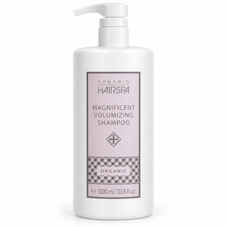 Organic HairSpa Magnificent Volumizing Shampoo 1000 ml – Professionele Gebruiksaanwijzing Organic HairSpa Magnificent Volumizing Shampoo 1000 ml is ontwikkeld voor fijn, futloos en volumeloos haar dat meer body, luchtigheid en een verzorgde uitstraling nodig heeft. De lichte formule reinigt het haar op milde wijze en helpt het haar voller en levendiger te laten aanvoelen zonder het zwaar te maken. De shampoo is ideaal voor professioneel salongebruik en voor thuisgebruik wanneer je het haar meer volume en beweging wilt geven. Voor welk haartype? Geschikt voor: - fijn en dun haar - futloos haar - haar dat snel plat valt - haar met weinig natuurlijke body - normaal haar dat extra volume nodig heeft - haar dat luchtig en beweeglijk moet blijven Zo gebruik je Magnificent Volumizing Shampoo Maak het haar volledig nat met lauwwarm water. Breng een geschikte hoeveelheid shampoo aan op de hoofdhuid en verdeel het product goed over het haar. Masseer zachtjes met de vingertoppen totdat er een romig schuim ontstaat. Richt je vooral op de hoofdhuid en de haaraanzet, waar talg en productresten zich vaak ophopen. Spoel daarna grondig uit. Bij veel stylingproducten of een vette hoofdhuid kan de behandeling indien nodig een tweede keer worden herhaald. Voor het beste resultaat Gebruik na het wassen een lichte conditioner, bij voorkeur uit dezelfde Magnificent Volumizing lijn. Breng conditioner vooral aan op de lengtes en punten en vermijd te veel product bij de haaraanzet. Zo blijft het haar luchtig en behoud je zoveel mogelijk volume. Professionele salontip Voor maximaal volume kun je het haar na het wassen föhnen terwijl je het bij de aanzet optilt. Gebruik een ronde borstel of föhntechniek die de wortels omhoog brengt. Vermijd te zware oliën of crèmes bij de haaraanzet, omdat die het volume kunnen verminderen. Belangrijkste voordelen - helpt fijn en futloos haar meer body te geven - ondersteunt een vollere uitstraling - reinigt mild zonder het haar zwaar te maken - helpt het haar zacht en soepel te houden - geeft meer luchtigheid en beweging - ondersteunt de natuurlijke glans - ideaal voor professioneel gebruik - groot salonformaat van 1000 ml Shine Complex De formule bevat een Shine Complex dat helpt de natuurlijke glans van het haar te ondersteunen. Hierdoor krijgt het haar naast meer volume ook een verzorgde en gezonde uitstraling. Hoe vaak gebruiken? De shampoo kan worden gebruikt tijdens de normale wasroutine. De ideale frequentie hangt af van het haartype, de hoofdhuid en het gebruik van stylingproducten. Gebruik het product zo vaak als nodig om het haar schoon, luchtig en verzorgd te houden. Inhoud 1000 ml Professionele haarverzorging bij Flaka.be Ontdek Organic HairSpa Magnificent Volumizing Shampoo 1000 ml bij Flaka.be voor professioneel volume, luchtigheid en verzorging zonder het haar zwaar te maken. Flaka.be – professionele haarverzorging voor salon en thuis.