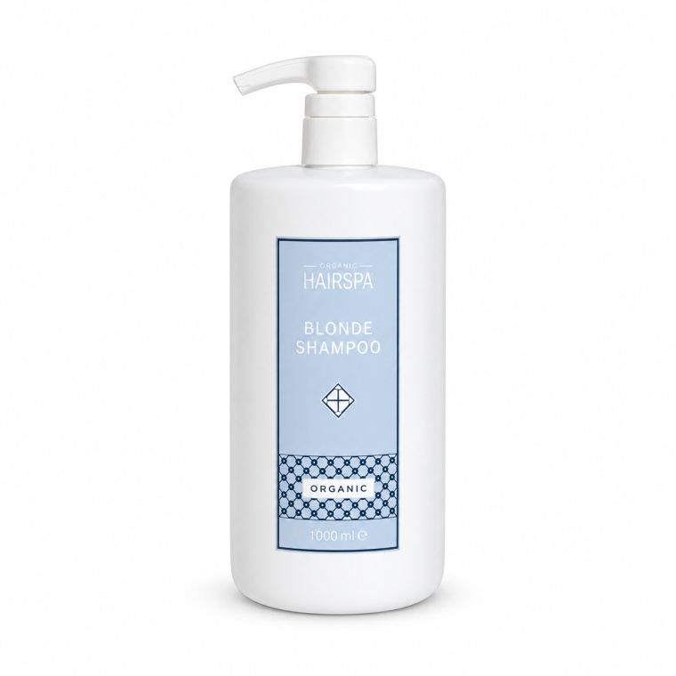 Organic HairSpa Blonde Shampoo 1000 ml – Professionele Gebruiksaanwijzing Organic HairSpa Blonde Shampoo 1000 ml is speciaal ontwikkeld voor blond, geblondeerd, grijs en gekleurd haar dat last heeft van ongewenste warme of gelige tonen. De violette pigmenten helpen deze warme nuances optisch te neutraliseren en geven het haar een koelere, frissere uitstraling. Tegelijkertijd reinigt de shampoo het haar en helpt hij de kleur helder en verzorgd te houden. De grote 1000 ml salonverpakking is ideaal voor professioneel gebruik en voor klanten die de shampoo regelmatig gebruiken. Voor welk haartype? Geschikt voor: - blond haar - geblondeerd haar - grijs en wit haar - highlights en balayage - koel gekleurd haar - haar met ongewenste gele of warme nuances Zo gebruik je Blonde Shampoo Maak het haar volledig nat met lauwwarm water. Breng een geschikte hoeveelheid Organic HairSpa Blonde Shampoo aan op de hoofdhuid en verdeel het product vervolgens over de lengtes. Masseer zachtjes in totdat er een gelijkmatig schuim ontstaat. Laat de shampoo kort inwerken en controleer tussendoor het kleurresultaat. Bij zeer licht, poreus of sterk geblondeerd haar kan het pigment sneller en intenser pakken. Spoel daarna zeer grondig uit. Hoe lang laten inwerken? Begin bij poreus of zeer licht blond haar altijd met een korte inwerktijd. Verleng alleen wanneer dat nodig is voor het gewenste resultaat. Omdat ieder haartype pigment anders opneemt, is het verstandig om bij twijfel eerst een loktest uit te voeren. Hoe vaak gebruiken? Gebruik Blonde Shampoo afhankelijk van de behoefte van het haar. Voor veel haartypes is 1 tot 2 keer per week voldoende om warme tonen onder controle te houden. Bij veelvuldig gebruik kan zeer licht of poreus haar een sterkere koele of violette nuance ontwikkelen. Wissel daarom indien nodig af met een gewone verzorgende shampoo. Voor het beste resultaat Na het uitspoelen wordt aanbevolen om een verzorgende conditioner of haarmasker te gebruiken. Voor een complete blonde routine kan de shampoo worden gecombineerd met Organic HairSpa Blonde Conditioner. Dit helpt het haar na de pigmenterende reiniging zacht, soepel en beter handelbaar te houden. Professionele salontip Draag bij professioneel gebruik eventueel handschoenen om verkleuring van de handen te voorkomen. Verdeel de shampoo zeer gelijkmatig. Breng niet extra veel product aan op alleen de meest poreuze delen, omdat deze zones pigment sneller kunnen opnemen. Bij balayage of highlights kan het helpen om vooral de koelere blonde delen gericht te behandelen. Belangrijkste voordelen - helpt ongewenste gele en warme tonen te neutraliseren - ideaal voor blond, grijs en geblondeerd haar - ondersteunt een koelere en frissere kleur - helpt de haarkleur helder te houden - reinigt het haar tijdens de kleurcorrectie - geschikt voor professioneel salongebruik - groot formaat van 1000 ml Belangrijke voorzorgsmaatregelen Vermijd contact met de ogen. Bij contact onmiddellijk grondig uitspoelen met water. Gebruik het product niet op een geïrriteerde of beschadigde hoofdhuid. Omdat violette pigmenten op sterk poreus haar intensiever kunnen pakken, is een loktest aanbevolen wanneer je niet zeker bent van het resultaat. Inhoud 1000 ml Organic HairSpa bij Flaka.be Ontdek Organic HairSpa Blonde Shampoo 1000 ml bij Flaka.be voor professioneel onderhoud van blond, grijs en geblondeerd haar. Flaka.be – professionele haarverzorging voor salon en thuis.