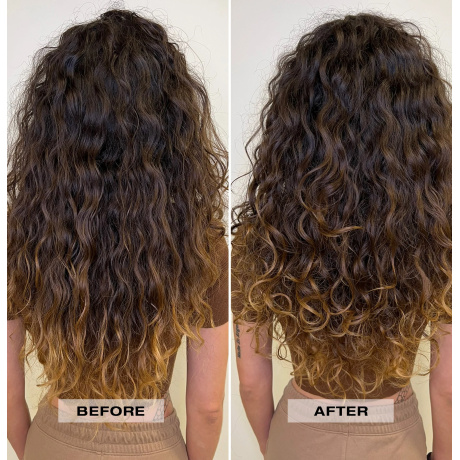 L’ANZA Healing Curls Curl Whirl Butter Defining Complex 125 ml – Krul Definiërende Stylingcrème Korte Productomschrijving L’ANZA Healing Curls Curl Whirl Butter Defining Complex is een professionele stylingcrème speciaal ontwikkeld voor krullend en golvend haar. De formule helpt krullen beter te definiëren, vermindert pluis en geeft het haar een zachte, natuurlijke en glanzende uitstraling zonder het te verzwaren. Uitgebreide Productomschrijving (SEO-vriendelijk) L’ANZA Healing Curls Curl Whirl Butter Defining Complex 125 ml is een hoogwaardige stylingcrème die speciaal is ontwikkeld voor het verzorgen en definiëren van krullend en golvend haar. Dankzij de rijke formule worden krullen beter gevormd, blijft het haar soepel en wordt pluis effectief onder controle gehouden. Deze professionele krulcrème zorgt voor een perfecte balans tussen hydratatie, controle en natuurlijke beweging. Het product helpt de natuurlijke structuur van het haar te versterken, waardoor krullen er voller, gezonder en beter gedefinieerd uitzien. De lichte maar voedende textuur verzwaart het haar niet en laat geen plakkerig gevoel achter. Hierdoor blijven krullen flexibel en natuurlijk, terwijl ze tegelijkertijd beschermd worden tegen pluis en vochtigheid. L’ANZA Healing Curls Curl Whirl is ideaal voor dagelijks gebruik en geschikt voor iedereen die mooie, veerkrachtige en perfect gedefinieerde krullen wil creëren met een professionele salonfinish. Belangrijkste Voordelen ✔ Definieert en accentueert natuurlijke krullen ✔ Vermindert pluis en kroeshaar ✔ Geeft het haar een zachte en glanzende finish ✔ Verzwaar het haar niet ✔ Zorgt voor flexibele en natuurlijke styling ✔ Ideaal voor krullend en golvend haar ✔ Professionele salonkwaliteit Gebruik Breng een kleine hoeveelheid aan op handdoekdroog haar. Verdeel het product gelijkmatig over het haar en kneed de krullen voorzichtig in model. Laat het haar natuurlijk drogen of gebruik een diffuser voor extra volume en definitie. Geschikt Voor Krullend haar Golvend haar Pluizig haar Droog of moeilijk handelbaar haar Meta Title L’ANZA Healing Curls Curl Whirl 125 ml – Krul Definiërende Stylingcrème Meta Description L’ANZA Healing Curls Curl Whirl Butter Defining Complex 125 ml definieert krullen, vermindert pluis en geeft krullend haar een zachte, natuurlijke en glanzende finish. SEO Zoekwoorden L’ANZA Healing Curls, Lanza Curl Whirl, krulcrème, krullen definiëren, krullend haar styling, anti pluis krullen, curl cream, professionele krullen crème, Lanza haarproducten.