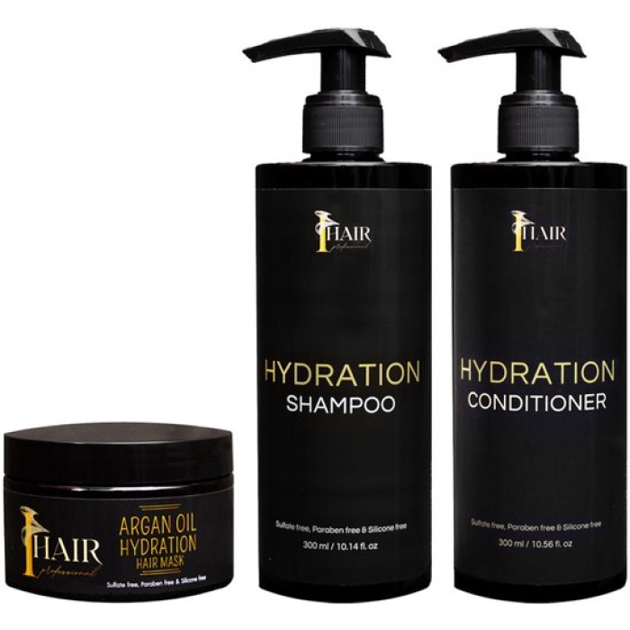 Hydration Ultieme Verzorgingspakket Ontdek de ultieme haarverzorging met ons exclusieve Hydration Ultieme Verzorgingspakket. Dit luxe pakket bevat drie essentiële producten die samen zorgen voor gezond, glanzend en prachtig haar. Elk product is verrijkt met pure arganolie en is volledig sulfaatvrij, zodat je haar op natuurlijke wijze gevoed en beschermd wordt. 1. Hydration Shampoo (300ml) Onze sulfaatvrije Hydration Shampoo reinigt je haar grondig zonder het uit te drogen. De voedende eigenschappen van arganolie herstellen en versterken je haar vanaf de wortels, waardoor het zijdezacht en glanzend wordt. 2. Hydration Conditioner (300ml) Onze sulfaatvrije Hydration Conditioner hydrateert intensief en ontwart je haar moeiteloos. Deze sulfaatvrije formule met pure arganolie voedt diep, herstelt beschadigd haar en geeft een schitterende glans, voor een gezonde en zijdezachte uitstraling. 3. Hydration Haarmasker (300ml) Onze sulfaatvrije diep voedende Hydration Haarmasker is een intensieve behandeling die speciaal is ontworpen om je haar te herstellen en te versterken. Het masker dringt diep door in de haarvezels en biedt langdurige hydratatie, waardoor je haar gezond, glanzend en sterk wordt. Waarom kiezen voor ons HydrationUltieme Verzorgingspakket? Pure Arganolie: Elk product is verrijkt met hoogwaardige arganolie, bekend om zijn voedende en herstellende eigenschappen. Sulfaatvrij: Vrij van schadelijke sulfaten, voor een zachte en veilige reiniging. Volledige Haarverzorging: Dit pakket biedt een complete verzorgingsroutine voor gezond en glanzend haar. Geschikt voor Alle Haartypes: Onze producten zijn ontwikkeld voor alle haartypes en bieden ultieme verzorging en bescherming. Geef je haar de luxe behandeling die het verdient met ons Hydration Ultieme Verzorgingspakket. Bestel nu en ervaar de transformerende kracht van pure arganolie! FLAKA.BE