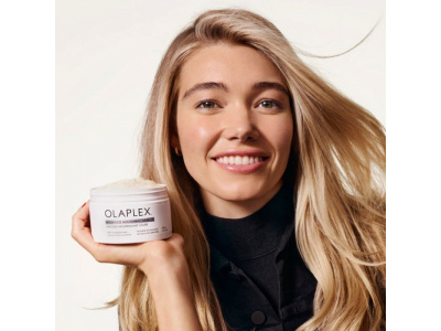 2025_weightless_lilly_shot2_0281_1x1