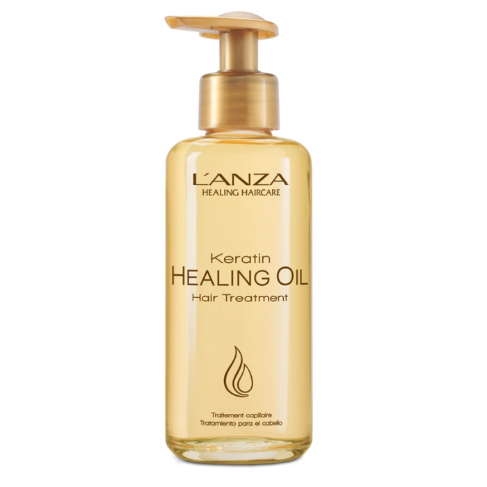 L’ANZA Keratin Healing Oil Hair Treatment – Intensieve Herstelolie voor Zijdezacht Haar L’ANZA Keratin Healing Oil Hair Treatment is een professionele haarolie die speciaal ontwikkeld is om beschadigd, droog en dof haar intensief te herstellen. Dankzij de geavanceerde Phyto-IV Complex technologie dringt deze luxe olie diep door in de haarvezel en helpt het haar te versterken, te voeden en een prachtige natuurlijke glans te geven. Deze hoogwaardige behandeling wordt wereldwijd gebruikt in professionele kapsalons en is ideaal voor iedereen die zijn haar wil herstellen na chemische behandelingen, kleuring of hitte-styling. Waarom kiezen voor L’ANZA Keratin Healing Oil? ✔ Herstelt beschadigd haar intensief ✔ Geeft onmiddellijk glans en zachtheid ✔ Vermindert pluizig haar en droogheid ✔ Beschermt tegen hitte van stylingtools ✔ Lichtgewicht formule zonder het haar te verzwaren ✔ Professionele salonkwaliteit De formule is verrijkt met krachtige botanische oliën die het haar helpen te herstellen terwijl het tegelijkertijd soepel en glanzend blijft. Belangrijkste voordelen Intensieve haarherstel De krachtige ingrediënten helpen beschadigde haarvezels te herstellen en versterken het haar van binnenuit. Zijdezachte glans De olie geeft het haar een prachtige, gezonde glans zonder een vettig gevoel achter te laten. Bescherming tegen hitte Ideaal te gebruiken vóór föhnen, stijlen of krullen om het haar te beschermen tegen hittebeschadiging. Anti-frizz effect Helpt pluizig haar onder controle te houden en maakt het haar gladder en makkelijker te stylen. Voor welk haartype? Deze professionele haarolie is geschikt voor: droog haar beschadigd haar gekleurd haar chemisch behandeld haar pluizig of moeilijk handelbaar haar Ook perfect voor dagelijks gebruik om het haar gezond en glanzend te houden. Gebruik Breng een kleine hoeveelheid aan op handdoekdroog of droog haar. Verdeel gelijkmatig over de lengtes en punten. Niet uitspoelen. Style het haar zoals gewenst. Een kleine hoeveelheid is al voldoende voor een prachtig resultaat. Professionele technologie De unieke Phyto-IV Complex technologie combineert botanische extracten en voedende oliën die samenwerken om: het haar te herstellen de haarstructuur te versterken langdurige glans en zachtheid te creëren Dit maakt de behandeling een van de meest geliefde haaroliën in professionele salons wereldwijd. Waarom bestellen bij Flaka.be / Flaka Pink Beauty? Bij Flaka koop je altijd originele professionele haarproducten. ✔ 100% originele salonproducten ✔ Meer dan 300 professionele merken ✔ Snelle verzending vanuit België ✔ Grote voorraad in eigen magazijn ✔ Professioneel advies voor kappers en consumenten ???? Vandaag besteld = vaak dezelfde dag verzonden. Zo ontvang je jouw bestelling snel en veilig.