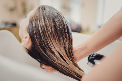 Ervaar een volledige salonbehandeling in één krachtige set. De Infinita Keratine, Protein en Hair Botox in combinatie met een professionele stijltang zorgen voor maximaal resultaat: glad, glanzend, sterk en perfect gestyled haar. Deze unieke combinatie werkt diep in op de haarstructuur. Keratine helpt het haar te verzachten en te herstellen, proteïne ondersteunt de versterking van de haarvezel en hair botox geeft intensieve voeding en hydratatie. Het resultaat is zichtbaar gezonder haar met minder pluis, minder volume en een langdurig glad effect. De inbegrepen professionele stijltang tilt de behandeling naar een hoger niveau. Dankzij de constante en krachtige warmte wordt het product optimaal in het haar verzegeld. Hierdoor blijft het resultaat langer zichtbaar en krijgt het haar een extreem gladde, glanzende finish. Na de behandeling voelt het haar zijdezacht aan, is het makkelijker te stylen en blijft het langdurig in model. Ideaal voor beschadigd, droog, gekleurd of moeilijk handelbaar haar.