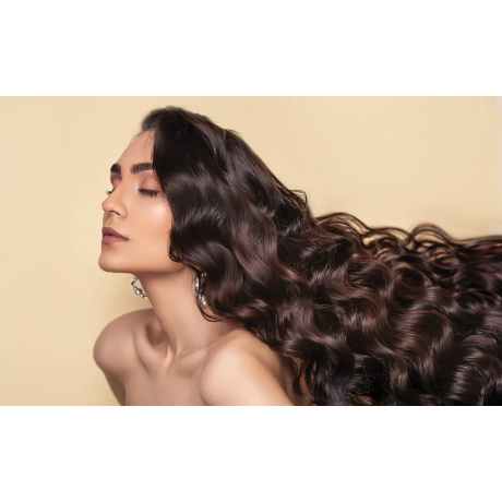 Olaplex – Professionele Technologie voor Sterker Haar Olaplex is een innovatieve haarbehandeling die helpt om beschadigde haarverbindingen in de haarvezel te herstellen en te versterken. Door chemische behandelingen zoals kleuren, ontkleuren, hitte van stylingtools en externe invloeden kan het haar zijn natuurlijke structuur verliezen. Olaplex ondersteunt het herstel van deze verbindingen, waardoor het haar sterker, gezonder en zichtbaar glanzender wordt. Deze technologie wordt wereldwijd gebruikt door professionele kappers, vooral bij intensief behandeld of beschadigd haar. Het helpt haarbreuk te verminderen en verbetert de elasticiteit van het haar, waardoor het haar er weer vitaal en verzorgd uitziet. Voor professionele haarverzorgingsproducten en salonkwaliteit behandelingen kunt u terecht bij Flaka.be, waar u een breed assortiment aan premium haarverzorgingsmerken kunt ontdekken.