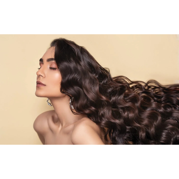 Olaplex – Professionele Technologie voor Sterker Haar Olaplex is een innovatieve haarbehandeling die helpt om beschadigde haarverbindingen in de haarvezel te herstellen en te versterken. Door chemische behandelingen zoals kleuren, ontkleuren, hitte van stylingtools en externe invloeden kan het haar zijn natuurlijke structuur verliezen. Olaplex ondersteunt het herstel van deze verbindingen, waardoor het haar sterker, gezonder en zichtbaar glanzender wordt. Deze technologie wordt wereldwijd gebruikt door professionele kappers, vooral bij intensief behandeld of beschadigd haar. Het helpt haarbreuk te verminderen en verbetert de elasticiteit van het haar, waardoor het haar er weer vitaal en verzorgd uitziet. Voor professionele haarverzorgingsproducten en salonkwaliteit behandelingen kunt u terecht bij Flaka.be, waar u een breed assortiment aan premium haarverzorgingsmerken kunt ontdekken.