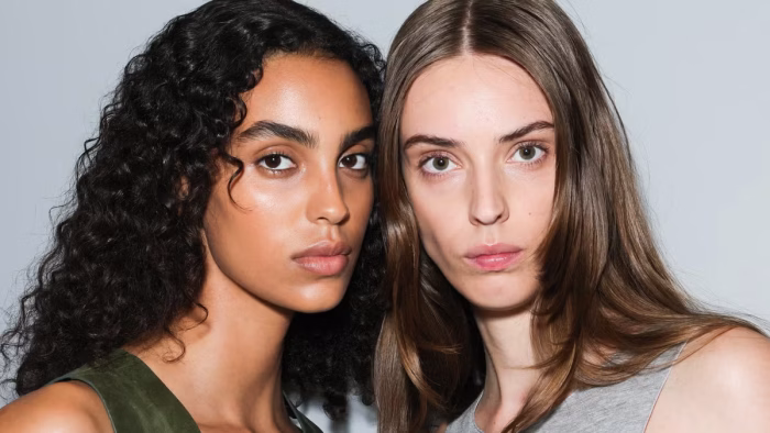 Olaplex – Professionele Technologie voor Sterker Haar Olaplex is een innovatieve haarbehandeling die helpt om beschadigde haarverbindingen in de haarvezel te herstellen en te versterken. Door chemische behandelingen zoals kleuren, ontkleuren, hitte van stylingtools en externe invloeden kan het haar zijn natuurlijke structuur verliezen. Olaplex ondersteunt het herstel van deze verbindingen, waardoor het haar sterker, gezonder en zichtbaar glanzender wordt. Deze technologie wordt wereldwijd gebruikt door professionele kappers, vooral bij intensief behandeld of beschadigd haar. Het helpt haarbreuk te verminderen en verbetert de elasticiteit van het haar, waardoor het haar er weer vitaal en verzorgd uitziet. Voor professionele haarverzorgingsproducten en salonkwaliteit behandelingen kunt u terecht bij Flaka.be, waar u een breed assortiment aan premium haarverzorgingsmerken kunt ontdekken.