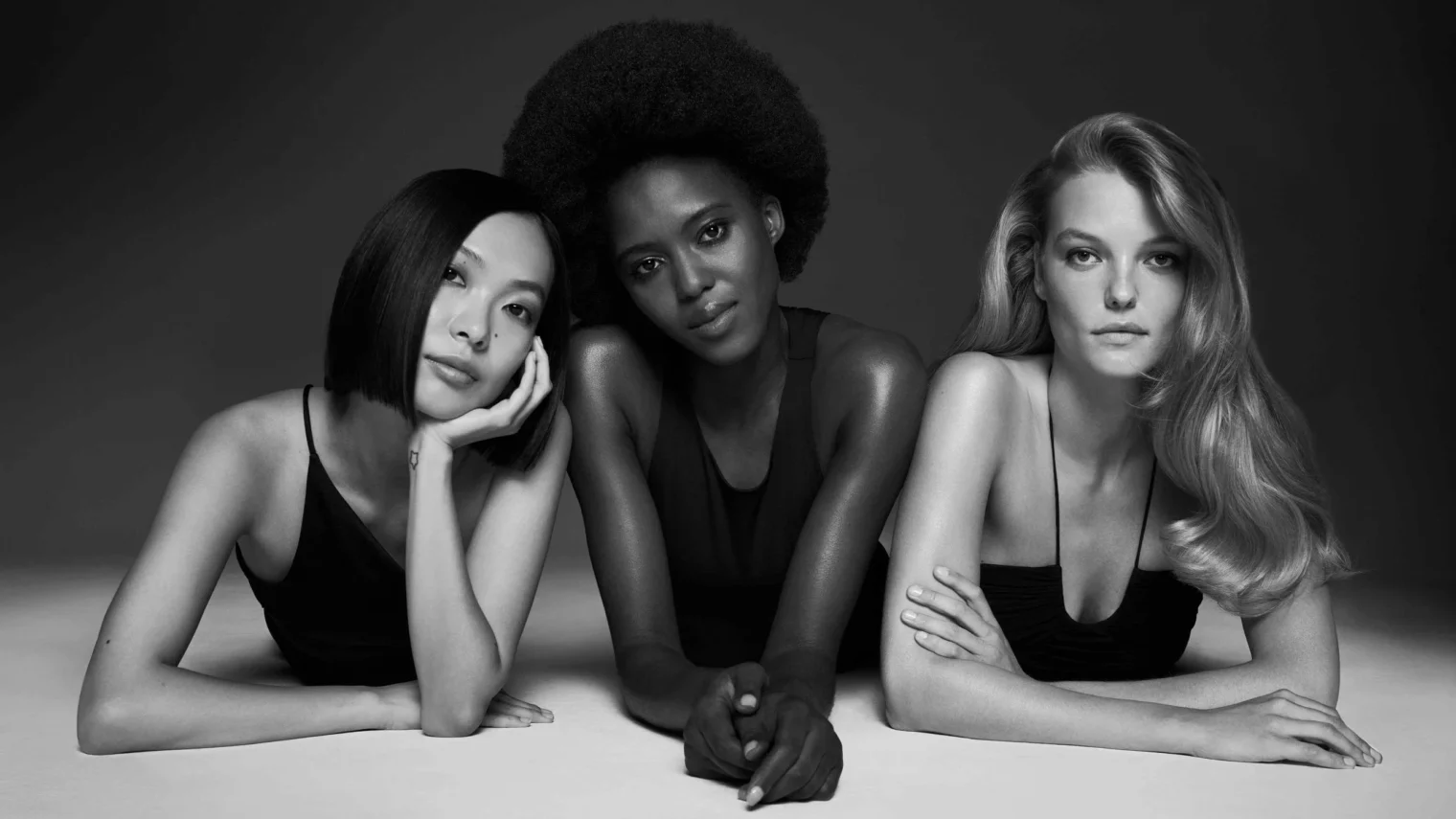 Mutamba Cosmetic Black Diamond Proteïne Behandeling 1000ml Professionele Formaldehydevrije Keratine & Proteïne Behandeling voor Pluisvrij, Glanzend en Hersteld Haar Mutamba Cosmetic Black Diamond Proteïne Behandeling 1000ml is een hoogwaardige, professionele haarbehandeling ontwikkeld voor salons en ervaren gebruikers die maximale gladheid, volumecontrole en intens herstel willen bereiken. Deze formaldehydevrije proteïne behandeling combineert geavanceerde haartechnologie met krachtige natuurlijke ingrediënten om zelfs het meest weerbarstige, pluizige en chemisch behandelde haar te transformeren. Deze behandeling is speciaal ontworpen voor kroeshaar, afrohaar, pluizig haar, droog haar en moeilijk handelbaar haar. Dankzij de unieke samenstelling wordt het haar diep gevoed, hersteld en langdurig glad gemaakt zonder het haar zwaar of vet te maken. Wat maakt Black Diamond Proteïne Behandeling uniek? De formule is rijk aan: Vitamine C, E en A PROB5 complex Aloë vera olie Guarana extract Kokosolie Olijfolie Extract van bananenschil Mutamba extract Cupuaçuboter Babassu olie Deze krachtige combinatie zorgt voor: ✔ Intensieve hydratatie ✔ Herstel van de haarvezel ✔ Vermindering van volume ✔ Anti-frizz effect ✔ Diepe voeding ✔ Zijdezachte glans ✔ Verbeterde elasticiteit ✔ Langdurig glad resultaat De proteïnes dringen diep door in de haarstructuur en vullen beschadigde zones op. Hierdoor wordt het haar sterker, soepeler en beter beschermd tegen externe invloeden zoals hitte, luchtvochtigheid en styling. Voor wie is deze behandeling geschikt? Black Diamond Proteïne Behandeling is ideaal voor: Pluizig haar Beschadigd haar Chemisch behandeld haar Geblondeerd haar Dik en volumineus haar Afro en krullend haar Onhandelbaar haar De formule is compatibel met chemisch behandeld haar, behalve henna behandelingen.