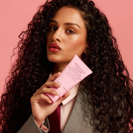 Ontdek de NAK Hair Complete Curl Set 4-Delig met Curl Shampoo 350ml, Curl Condition 350ml, Curls Crème 150ml en Nourish Hair Oil 100ml. Een complete routine voor golvend, krullend en coily haar die helpt hydrateren, verzachten, pluis te verminderen en de natuurlijke krullen mooi te definiëren. Ideaal voor droog en moeilijk handelbaar krullend haar. Verkrijgbaar bij Flaka.be.