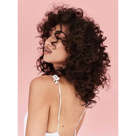 Ontdek de NAK Hair Complete Curl Set 4-Delig met Curl Shampoo 350ml, Curl Condition 350ml, Curls Crème 150ml en Nourish Hair Oil 100ml. Een complete routine voor golvend, krullend en coily haar die helpt hydrateren, verzachten, pluis te verminderen en de natuurlijke krullen mooi te definiëren. Ideaal voor droog en moeilijk handelbaar krullend haar. Verkrijgbaar bij Flaka.be.