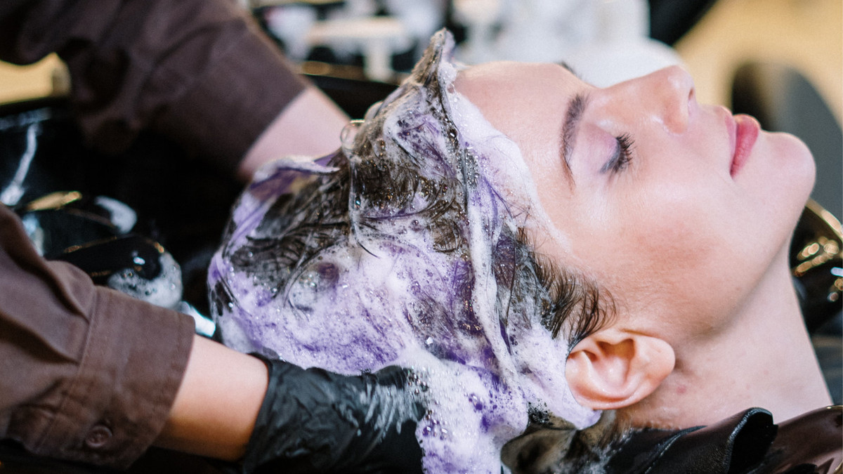 L’Alga Sealver Silver Shampoo & Hair Mask is de perfecte professionele verzorging voor blond, grijs, wit en geblondeerd haar. Deze krachtige yellow neutralizer helpt ongewenste gele en warme tinten te verminderen en geeft het haar opnieuw een frisse, heldere en koele blonde uitstraling. flaka.be