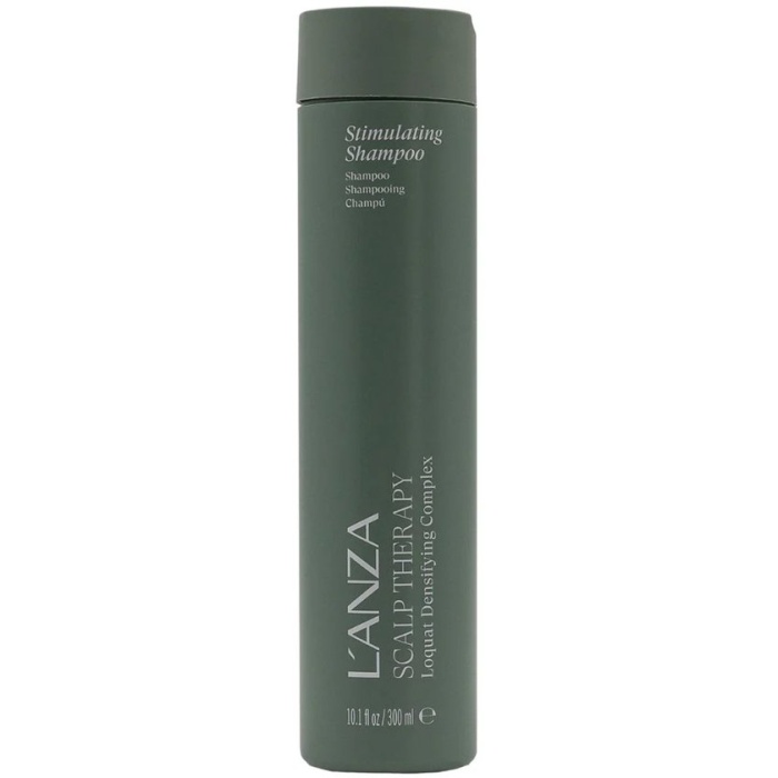 L’ANZA Scalp Therapy Stimulating Shampoo 300 ml – Hoofdhuid Stimulerende Shampoo voor Gezonde Haargroei Korte Productomschrijving L’ANZA Scalp Therapy Stimulating Shampoo is een professionele shampoo die speciaal ontwikkeld is om de hoofdhuid te revitaliseren en de haarwortels te stimuleren. De formule helpt de hoofdhuid te reinigen, te verfrissen en ondersteunt een gezonde en sterke haargroei. Uitgebreide Productomschrijving (SEO-vriendelijk) L’ANZA Scalp Therapy Stimulating Shampoo 300 ml is een hoogwaardige shampoo die speciaal ontworpen is om de gezondheid van de hoofdhuid te verbeteren en het haar sterker en voller te laten groeien. Een gezonde hoofdhuid vormt immers de basis voor sterk, vitaal en mooi haar. De stimulerende formule helpt de hoofdhuid grondig te reinigen terwijl de natuurlijke balans van het haar behouden blijft. Tegelijkertijd ondersteunt de shampoo de microcirculatie van de hoofdhuid, wat kan bijdragen aan sterkere haarwortels en een verbeterde haargroei. Deze professionele shampoo helpt onzuiverheden en overtollige talg te verwijderen zonder de hoofdhuid uit te drogen. Het resultaat is een frisse, gerevitaliseerde hoofdhuid en haar dat voller, gezonder en sterker aanvoelt. Dankzij de geavanceerde technologie van L’ANZA Scalp Therapy wordt het haar optimaal verzorgd en krijgt het een natuurlijke glans en vitaliteit. Ideaal voor mensen met een gevoelige hoofdhuid, dunner wordend haar of haar dat extra stimulatie nodig heeft. Belangrijkste Voordelen ✔ Stimuleert de hoofdhuid en haarwortels ✔ Ondersteunt een gezonde haargroei ✔ Reinigt de hoofdhuid grondig ✔ Verfrist en revitaliseert de hoofdhuid ✔ Helpt het haar sterker en voller te laten aanvoelen ✔ Professionele salonkwaliteit Gebruik Breng een kleine hoeveelheid shampoo aan op nat haar. Masseer zachtjes in de hoofdhuid om de stimulatie te activeren. Laat kort inwerken en spoel daarna grondig uit. Voor het beste resultaat combineren met andere producten uit de L’ANZA Scalp Therapy lijn. Geschikt Voor Dunner wordend haar Gevoelige hoofdhuid Haar dat extra stimulatie nodig heeft Haar dat sterker en voller moet worden Meta Title L’ANZA Scalp Therapy Stimulating Shampoo 300 ml – Hoofdhuid Shampoo Meta Description L’ANZA Scalp Therapy Stimulating Shampoo stimuleert de hoofdhuid en ondersteunt gezonde haargroei. Professionele shampoo voor een frisse en gezonde hoofdhuid. SEO Zoekwoorden Lanza Scalp Therapy, Lanza Stimulating Shampoo, hoofdhuid shampoo, haargroei shampoo, professionele hoofdhuid verzorging, Lanza haarproducten, haarwortel stimulerende shampoo. SEO Slot (belangrijk voor Google) Ontdek professionele haarverzorgingsproducten van L’ANZA bij Flaka. Bij Flaka vind je een uitgebreid assortiment professionele haarproducten voor salons en consumenten die alleen het beste voor hun haar willen.