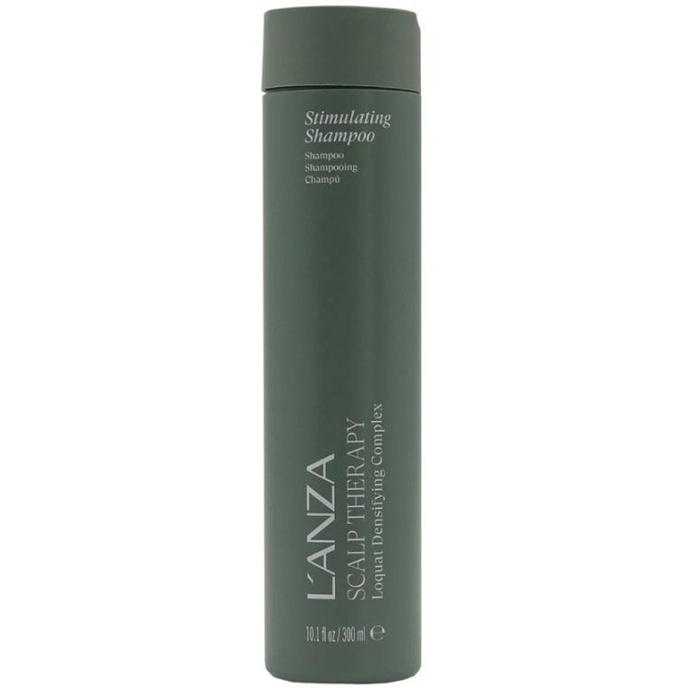 L’ANZA Scalp Therapy Stimulating Shampoo 300 ml – Hoofdhuid Stimulerende Shampoo voor Gezonde Haargroei Korte Productomschrijving L’ANZA Scalp Therapy Stimulating Shampoo is een professionele shampoo die speciaal ontwikkeld is om de hoofdhuid te revitaliseren en de haarwortels te stimuleren. De formule helpt de hoofdhuid te reinigen, te verfrissen en ondersteunt een gezonde en sterke haargroei. Uitgebreide Productomschrijving (SEO-vriendelijk) L’ANZA Scalp Therapy Stimulating Shampoo 300 ml is een hoogwaardige shampoo die speciaal ontworpen is om de gezondheid van de hoofdhuid te verbeteren en het haar sterker en voller te laten groeien. Een gezonde hoofdhuid vormt immers de basis voor sterk, vitaal en mooi haar. De stimulerende formule helpt de hoofdhuid grondig te reinigen terwijl de natuurlijke balans van het haar behouden blijft. Tegelijkertijd ondersteunt de shampoo de microcirculatie van de hoofdhuid, wat kan bijdragen aan sterkere haarwortels en een verbeterde haargroei. Deze professionele shampoo helpt onzuiverheden en overtollige talg te verwijderen zonder de hoofdhuid uit te drogen. Het resultaat is een frisse, gerevitaliseerde hoofdhuid en haar dat voller, gezonder en sterker aanvoelt. Dankzij de geavanceerde technologie van L’ANZA Scalp Therapy wordt het haar optimaal verzorgd en krijgt het een natuurlijke glans en vitaliteit. Ideaal voor mensen met een gevoelige hoofdhuid, dunner wordend haar of haar dat extra stimulatie nodig heeft. Belangrijkste Voordelen ✔ Stimuleert de hoofdhuid en haarwortels ✔ Ondersteunt een gezonde haargroei ✔ Reinigt de hoofdhuid grondig ✔ Verfrist en revitaliseert de hoofdhuid ✔ Helpt het haar sterker en voller te laten aanvoelen ✔ Professionele salonkwaliteit Gebruik Breng een kleine hoeveelheid shampoo aan op nat haar. Masseer zachtjes in de hoofdhuid om de stimulatie te activeren. Laat kort inwerken en spoel daarna grondig uit. Voor het beste resultaat combineren met andere producten uit de L’ANZA Scalp Therapy lijn. Geschikt Voor Dunner wordend haar Gevoelige hoofdhuid Haar dat extra stimulatie nodig heeft Haar dat sterker en voller moet worden Meta Title L’ANZA Scalp Therapy Stimulating Shampoo 300 ml – Hoofdhuid Shampoo Meta Description L’ANZA Scalp Therapy Stimulating Shampoo stimuleert de hoofdhuid en ondersteunt gezonde haargroei. Professionele shampoo voor een frisse en gezonde hoofdhuid. SEO Zoekwoorden Lanza Scalp Therapy, Lanza Stimulating Shampoo, hoofdhuid shampoo, haargroei shampoo, professionele hoofdhuid verzorging, Lanza haarproducten, haarwortel stimulerende shampoo. SEO Slot (belangrijk voor Google) Ontdek professionele haarverzorgingsproducten van L’ANZA bij Flaka. Bij Flaka vind je een uitgebreid assortiment professionele haarproducten voor salons en consumenten die alleen het beste voor hun haar willen.