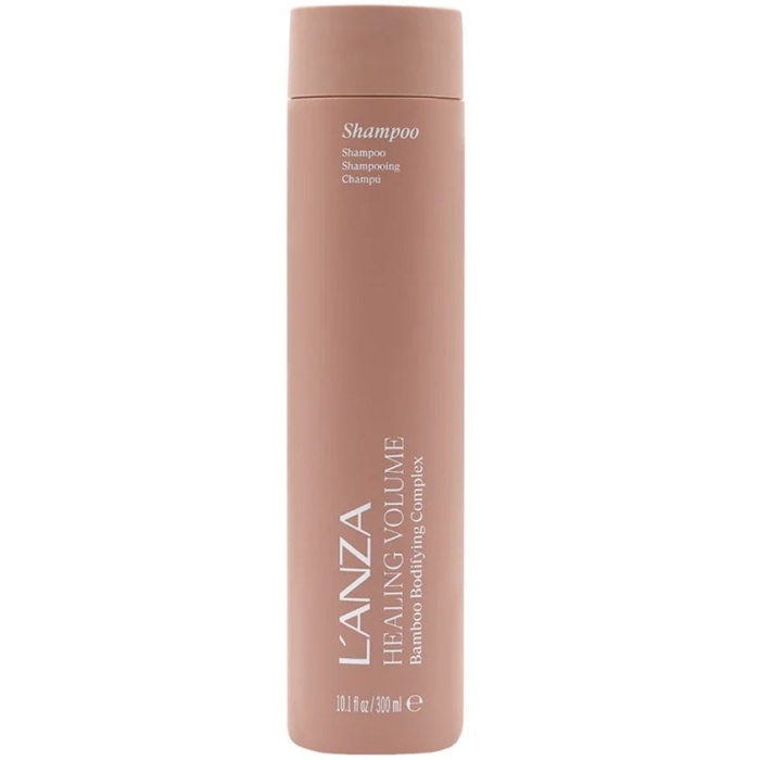 L’ANZA Healing Volume Shampoo – Professionele Volume Shampoo De L’ANZA Healing Volume Shampoo is speciaal ontwikkeld om fijn en futloos haar meer volume, kracht en vitaliteit te geven. Deze professionele shampoo reinigt het haar op milde wijze terwijl het tegelijkertijd de natuurlijke structuur van het haar versterkt. Dankzij de geavanceerde formule krijgt het haar zichtbaar meer body, veerkracht en een gezonde glans. De unieke Bamboo Bodifying Complex helpt het haar te versterken en te verdikken zonder het te verzwaren. Hierdoor voelt het haar voller, lichter en levendiger aan. Dit maakt de shampoo ideaal voor mensen met fijn, dun of slap haar die op zoek zijn naar langdurig volume en professionele verzorging. De verzorgende ingrediënten beschermen het haar tegen dagelijkse invloeden zoals hitte, styling en externe schade. Tegelijkertijd zorgt de formule voor een zachte reiniging waardoor het haar fris, soepel en gezond blijft. Voordelen Geeft fijn en dun haar zichtbaar meer volume Versterkt het haar zonder het te verzwaren Professionele salonkwaliteit haarverzorging Zorgt voor glans, body en natuurlijke beweging Ideaal voor dagelijks gebruik Gebruik Breng een kleine hoeveelheid aan op nat haar, masseer zachtjes in de hoofdhuid en lengtes en spoel grondig uit. Voor het beste resultaat combineren met de L’ANZA Healing Volume Conditioner. Verkrijgbaar bij Flaka.be Ontdek professionele haarverzorging van L’ANZA bij Flaka.be – Professional Hairproducten. Bij Flaka.be vindt u een uitgebreid assortiment professionele haarproducten voor salons en particulieren, met snelle levering in België en Nederland.