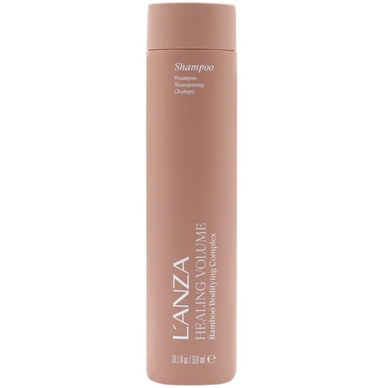 L’ANZA Healing Volume Shampoo – Professionele Volume Shampoo De L’ANZA Healing Volume Shampoo is speciaal ontwikkeld om fijn en futloos haar meer volume, kracht en vitaliteit te geven. Deze professionele shampoo reinigt het haar op milde wijze terwijl het tegelijkertijd de natuurlijke structuur van het haar versterkt. Dankzij de geavanceerde formule krijgt het haar zichtbaar meer body, veerkracht en een gezonde glans. De unieke Bamboo Bodifying Complex helpt het haar te versterken en te verdikken zonder het te verzwaren. Hierdoor voelt het haar voller, lichter en levendiger aan. Dit maakt de shampoo ideaal voor mensen met fijn, dun of slap haar die op zoek zijn naar langdurig volume en professionele verzorging. De verzorgende ingrediënten beschermen het haar tegen dagelijkse invloeden zoals hitte, styling en externe schade. Tegelijkertijd zorgt de formule voor een zachte reiniging waardoor het haar fris, soepel en gezond blijft. Voordelen Geeft fijn en dun haar zichtbaar meer volume Versterkt het haar zonder het te verzwaren Professionele salonkwaliteit haarverzorging Zorgt voor glans, body en natuurlijke beweging Ideaal voor dagelijks gebruik Gebruik Breng een kleine hoeveelheid aan op nat haar, masseer zachtjes in de hoofdhuid en lengtes en spoel grondig uit. Voor het beste resultaat combineren met de L’ANZA Healing Volume Conditioner. Verkrijgbaar bij Flaka.be Ontdek professionele haarverzorging van L’ANZA bij Flaka.be – Professional Hairproducten. Bij Flaka.be vindt u een uitgebreid assortiment professionele haarproducten voor salons en particulieren, met snelle levering in België en Nederland.