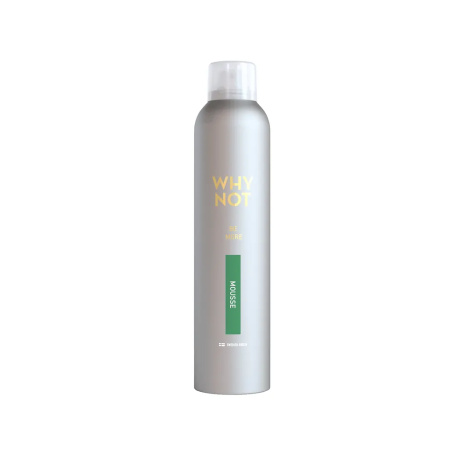 WHY NOT WN Be More Mousse 250 ml – Volume & Styling Mousse Professionele styling mousse voor volume, body en langdurige hold De WHY NOT Be More Mousse is een professionele styling mousse die speciaal ontwikkeld is om het haar meer volume, body en structuur te geven. Deze lichte maar krachtige formule ondersteunt het haar tijdens het föhnen en helpt kapsels langer in model te houden. De mousse geeft het haar een natuurlijke lift zonder het zwaar of plakkerig te maken. Hierdoor blijft het haar luchtig, flexibel en gemakkelijk te stylen. Perfect voor blow-dry styling, volumekapsels en haar dat extra ondersteuning nodig heeft. De formule helpt het haar meer grip te geven en zorgt ervoor dat het kapsel langer mooi blijft gedurende de dag. Belangrijkste voordelen Geeft direct meer volume en body Ideaal voor föhnen en blow-dry styling Zorgt voor langdurige hold Verzwaart het haar niet Maakt het haar makkelijker te stylen Professionele salonkwaliteit Geschikt voor Fijn haar Dun haar Futloos haar Haar dat extra volume nodig heeft Gebruik Schud de fles goed voor gebruik. Breng een kleine hoeveelheid mousse aan op handdoekdroog haar. Verdeel gelijkmatig over het haar en föhn het haar in model. SEO Meta Titel WHY NOT Be More Mousse 250 ml – Professionele Volume Mousse voor Haar Meta Beschrijving WHY NOT Be More Mousse geeft het haar meer volume, body en langdurige hold. Professionele styling mousse voor perfect geföhnd haar. SEO Zoekwoorden why not be more mousse, haar mousse volume, professionele styling mousse, volume mousse salon, mousse voor fijn haar