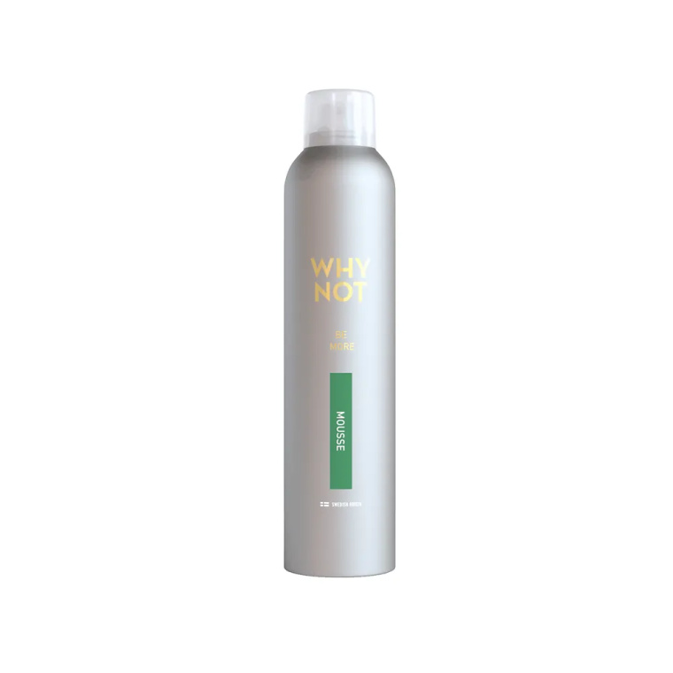 WHY NOT WN Be More Mousse 250 ml – Volume & Styling Mousse Professionele styling mousse voor volume, body en langdurige hold De WHY NOT Be More Mousse is een professionele styling mousse die speciaal ontwikkeld is om het haar meer volume, body en structuur te geven. Deze lichte maar krachtige formule ondersteunt het haar tijdens het föhnen en helpt kapsels langer in model te houden. De mousse geeft het haar een natuurlijke lift zonder het zwaar of plakkerig te maken. Hierdoor blijft het haar luchtig, flexibel en gemakkelijk te stylen. Perfect voor blow-dry styling, volumekapsels en haar dat extra ondersteuning nodig heeft. De formule helpt het haar meer grip te geven en zorgt ervoor dat het kapsel langer mooi blijft gedurende de dag. Belangrijkste voordelen Geeft direct meer volume en body Ideaal voor föhnen en blow-dry styling Zorgt voor langdurige hold Verzwaart het haar niet Maakt het haar makkelijker te stylen Professionele salonkwaliteit Geschikt voor Fijn haar Dun haar Futloos haar Haar dat extra volume nodig heeft Gebruik Schud de fles goed voor gebruik. Breng een kleine hoeveelheid mousse aan op handdoekdroog haar. Verdeel gelijkmatig over het haar en föhn het haar in model. SEO Meta Titel WHY NOT Be More Mousse 250 ml – Professionele Volume Mousse voor Haar Meta Beschrijving WHY NOT Be More Mousse geeft het haar meer volume, body en langdurige hold. Professionele styling mousse voor perfect geföhnd haar. SEO Zoekwoorden why not be more mousse, haar mousse volume, professionele styling mousse, volume mousse salon, mousse voor fijn haar