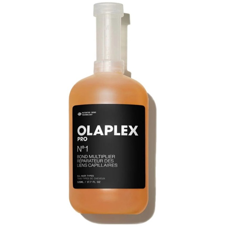 De Olaplex No.2 Bond Perfector is de tweede stap in het professionele Olaplex behandelingssysteem. Dit product wordt gebruikt na chemische behandelingen om het haar intensief te herstellen en beschadigde haarverbindingen opnieuw op te bouwen. Tijdens kleur- of ontkleuringsprocessen kan het haar kwetsbaar worden. Olaplex No.2 helpt deze schade te herstellen door diep in de haarstructuur te werken en de interne bindingen opnieuw te versterken. Belangrijkste voordelen Herstelt beschadigde haarstructuren Versterkt het haar van binnenuit Vermindert haarbreuk Geeft het haar meer zachtheid en glans Ideaal na chemische behandelingen Deze behandeling wordt vaak gebruikt in professionele salons om het haar na een kleur- of ontkleuringsbehandeling opnieuw te stabiliseren en te versterken. Professionele haarverzorging Olaplex No.2 Bond Perfector zorgt ervoor dat het haar na een chemische behandeling weer sterk, gezond en veerkrachtig aanvoelt. Hierdoor blijft het haar beter beschermd tegen toekomstige schade. Voor hoogwaardige salonproducten en professionele haarverzorging kunnen kappers en consumenten terecht bij Flaka.be, waar een uitgebreid assortiment aan premium haarproducten beschikbaar is.