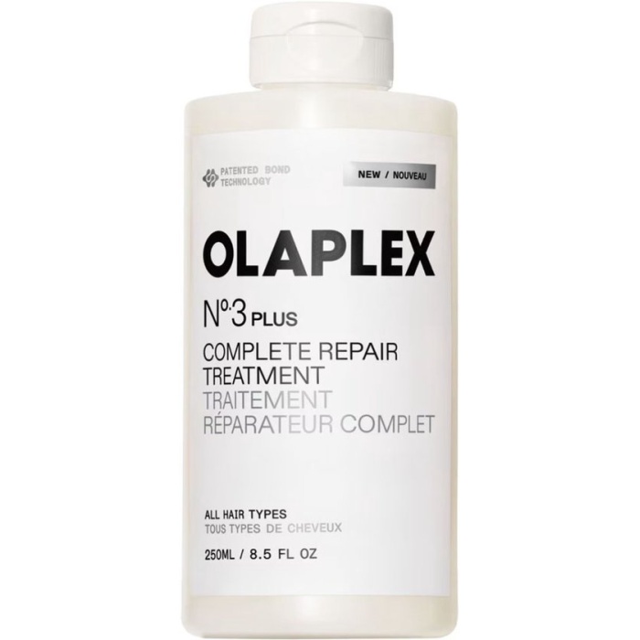 Gezond en sterk haar begint met de juiste verzorging. De Olaplex No.3 Plus Complete Repair Treatment 250ml is een krachtige intensieve behandeling die speciaal ontwikkeld is om beschadigd haar te herstellen en te versterken. Dankzij de unieke bond-building technologie helpt dit product beschadigde haarverbindingen te herstellen en het haar opnieuw veerkrachtig, glanzend en gezond te maken. Voor iedereen die zijn haar regelmatig kleurt, ontkleurt of intensief stylet met hitteapparaten, is een diep herstellende behandeling essentieel. Olaplex No.3 Plus werkt diep in de haarstructuur en helpt het haar van binnenuit te herstellen. Waarom kiezen voor Olaplex No.3 Plus 250ml? De 250 ml versie is ideaal voor mensen die regelmatig een intensieve haarherstel behandeling gebruiken of voor professionele salons. Dankzij de grotere inhoud kan het product vaker gebruikt worden en biedt het langdurige verzorging voor beschadigd haar. Belangrijkste voordelen: Herstelt beschadigde haarverbindingen Vermindert haarbreuk en gespleten punten Versterkt het haar van binnenuit Geeft het haar meer glans en zachtheid Ideaal voor gekleurd, geblondeerd of chemisch behandeld haar Door regelmatig gebruik kan het haar zichtbaar sterker en gezonder worden. Perfect voor beschadigd of chemisch behandeld haar Veel mensen merken dat hun haar na meerdere kleurbehandelingen droog en breekbaar wordt. Dit komt doordat de interne structuur van het haar beschadigd raakt. De technologie van Olaplex helpt deze structuur opnieuw op te bouwen. Daardoor kan het haar: beter bestand worden tegen hitte minder snel breken zijn natuurlijke elasticiteit terugkrijgen er voller en gezonder uitzien Dit maakt Olaplex No.3 Plus een van de meest geliefde haarherstel behandelingen onder professionele kappers. Hoe gebruik je Olaplex No.3 Plus? Voor het beste resultaat wordt aanbevolen om het product regelmatig te gebruiken als onderdeel van je haarverzorgingsroutine. Aanbevolen gebruik: Breng het product aan op licht vochtig haar Verdeel het gelijkmatig van wortel tot punt Laat het minimaal 10 tot 20 minuten inwerken Spoel het uit en was het haar met shampoo Gebruik daarna een conditioner of masker Bij ernstig beschadigd haar kan het product vaker worden gebruikt voor een intensiever herstel. Professionele haarverzorging voor thuis Steeds meer mensen kiezen voor professionele salonproducten voor thuisgebruik. Dit komt omdat deze producten vaak effectiever zijn dan standaard verzorgingsproducten uit de supermarkt. Olaplex staat wereldwijd bekend als een van de meest innovatieve merken op het gebied van haarherstel. De technologie achter het merk wordt gebruikt in duizenden professionele salons en helpt dagelijks miljoenen mensen om hun haar sterker en gezonder te maken. Ontdek professionele haarproducten Voor hoogwaardige haarverzorging en professionele salonproducten kunnen zowel kappers als consumenten terecht bij Flaka.be. Hier vind je een uitgebreid assortiment aan premium haarverzorgingsproducten, speciaal geselecteerd voor optimale kwaliteit en resultaat. Van intensieve haarherstel behandelingen tot professionele shampoos en conditioners. ✔️ Tip voor gezonder haar: Combineer Olaplex behandelingen met een goede shampoo, conditioner en hittebescherming voor een complete haarverzorgingsroutine.