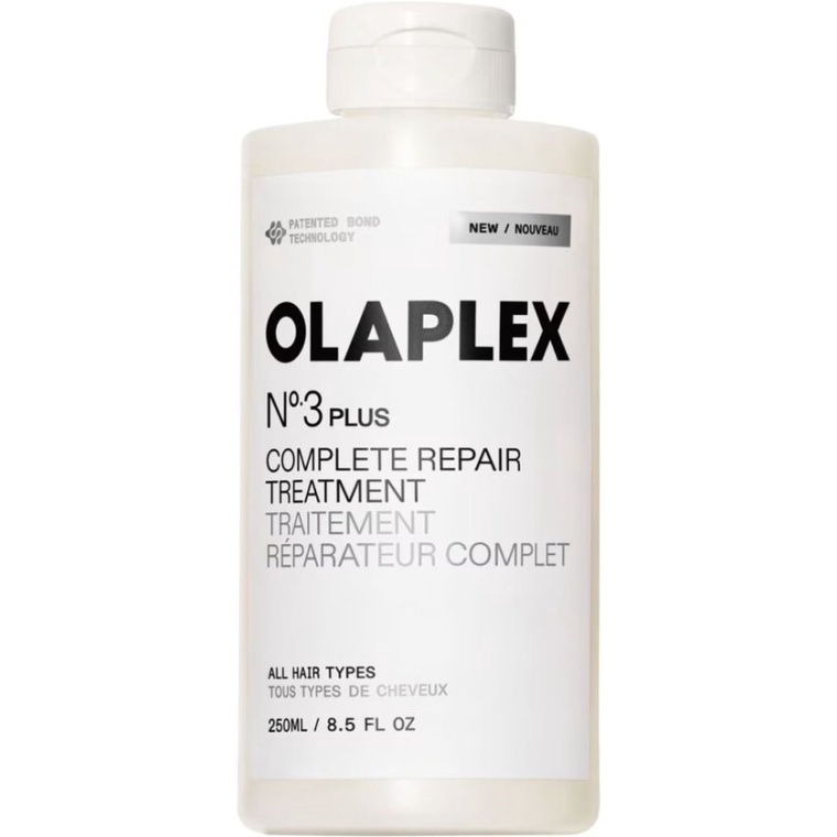 Gezond en sterk haar begint met de juiste verzorging. De Olaplex No.3 Plus Complete Repair Treatment 250ml is een krachtige intensieve behandeling die speciaal ontwikkeld is om beschadigd haar te herstellen en te versterken. Dankzij de unieke bond-building technologie helpt dit product beschadigde haarverbindingen te herstellen en het haar opnieuw veerkrachtig, glanzend en gezond te maken. Voor iedereen die zijn haar regelmatig kleurt, ontkleurt of intensief stylet met hitteapparaten, is een diep herstellende behandeling essentieel. Olaplex No.3 Plus werkt diep in de haarstructuur en helpt het haar van binnenuit te herstellen. Waarom kiezen voor Olaplex No.3 Plus 250ml? De 250 ml versie is ideaal voor mensen die regelmatig een intensieve haarherstel behandeling gebruiken of voor professionele salons. Dankzij de grotere inhoud kan het product vaker gebruikt worden en biedt het langdurige verzorging voor beschadigd haar. Belangrijkste voordelen: Herstelt beschadigde haarverbindingen Vermindert haarbreuk en gespleten punten Versterkt het haar van binnenuit Geeft het haar meer glans en zachtheid Ideaal voor gekleurd, geblondeerd of chemisch behandeld haar Door regelmatig gebruik kan het haar zichtbaar sterker en gezonder worden. Perfect voor beschadigd of chemisch behandeld haar Veel mensen merken dat hun haar na meerdere kleurbehandelingen droog en breekbaar wordt. Dit komt doordat de interne structuur van het haar beschadigd raakt. De technologie van Olaplex helpt deze structuur opnieuw op te bouwen. Daardoor kan het haar: beter bestand worden tegen hitte minder snel breken zijn natuurlijke elasticiteit terugkrijgen er voller en gezonder uitzien Dit maakt Olaplex No.3 Plus een van de meest geliefde haarherstel behandelingen onder professionele kappers. Hoe gebruik je Olaplex No.3 Plus? Voor het beste resultaat wordt aanbevolen om het product regelmatig te gebruiken als onderdeel van je haarverzorgingsroutine. Aanbevolen gebruik: Breng het product aan op licht vochtig haar Verdeel het gelijkmatig van wortel tot punt Laat het minimaal 10 tot 20 minuten inwerken Spoel het uit en was het haar met shampoo Gebruik daarna een conditioner of masker Bij ernstig beschadigd haar kan het product vaker worden gebruikt voor een intensiever herstel. Professionele haarverzorging voor thuis Steeds meer mensen kiezen voor professionele salonproducten voor thuisgebruik. Dit komt omdat deze producten vaak effectiever zijn dan standaard verzorgingsproducten uit de supermarkt. Olaplex staat wereldwijd bekend als een van de meest innovatieve merken op het gebied van haarherstel. De technologie achter het merk wordt gebruikt in duizenden professionele salons en helpt dagelijks miljoenen mensen om hun haar sterker en gezonder te maken. Ontdek professionele haarproducten Voor hoogwaardige haarverzorging en professionele salonproducten kunnen zowel kappers als consumenten terecht bij Flaka.be. Hier vind je een uitgebreid assortiment aan premium haarverzorgingsproducten, speciaal geselecteerd voor optimale kwaliteit en resultaat. Van intensieve haarherstel behandelingen tot professionele shampoos en conditioners. ✔️ Tip voor gezonder haar: Combineer Olaplex behandelingen met een goede shampoo, conditioner en hittebescherming voor een complete haarverzorgingsroutine.