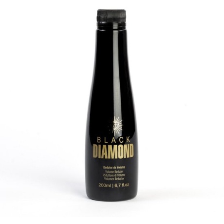 Mutamba Cosmetic Black Diamond Proteïne Behandeling 1000ml Professionele Formaldehydevrije Keratine & Proteïne Behandeling voor Pluisvrij, Glanzend en Hersteld Haar Mutamba Cosmetic Black Diamond Proteïne Behandeling 1000ml is een hoogwaardige, professionele haarbehandeling ontwikkeld voor salons en ervaren gebruikers die maximale gladheid, volumecontrole en intens herstel willen bereiken. Deze formaldehydevrije proteïne behandeling combineert geavanceerde haartechnologie met krachtige natuurlijke ingrediënten om zelfs het meest weerbarstige, pluizige en chemisch behandelde haar te transformeren. Deze behandeling is speciaal ontworpen voor kroeshaar, afrohaar, pluizig haar, droog haar en moeilijk handelbaar haar. Dankzij de unieke samenstelling wordt het haar diep gevoed, hersteld en langdurig glad gemaakt zonder het haar zwaar of vet te maken. Wat maakt Black Diamond Proteïne Behandeling uniek? De formule is rijk aan: Vitamine C, E en A PROB5 complex Aloë vera olie Guarana extract Kokosolie Olijfolie Extract van bananenschil Mutamba extract Cupuaçuboter Babassu olie Deze krachtige combinatie zorgt voor: ✔ Intensieve hydratatie ✔ Herstel van de haarvezel ✔ Vermindering van volume ✔ Anti-frizz effect ✔ Diepe voeding ✔ Zijdezachte glans ✔ Verbeterde elasticiteit ✔ Langdurig glad resultaat De proteïnes dringen diep door in de haarstructuur en vullen beschadigde zones op. Hierdoor wordt het haar sterker, soepeler en beter beschermd tegen externe invloeden zoals hitte, luchtvochtigheid en styling. Voor wie is deze behandeling geschikt? Black Diamond Proteïne Behandeling is ideaal voor: Pluizig haar Beschadigd haar Chemisch behandeld haar Geblondeerd haar Dik en volumineus haar Afro en krullend haar Onhandelbaar haar De formule is compatibel met chemisch behandeld haar, behalve henna behandelingen.