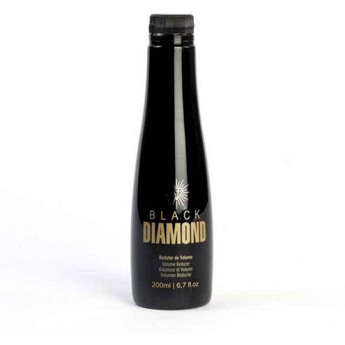 Mutamba Cosmetic Black Diamond Proteïne Behandeling 1000ml Professionele Formaldehydevrije Keratine & Proteïne Behandeling voor Pluisvrij, Glanzend en Hersteld Haar Mutamba Cosmetic Black Diamond Proteïne Behandeling 1000ml is een hoogwaardige, professionele haarbehandeling ontwikkeld voor salons en ervaren gebruikers die maximale gladheid, volumecontrole en intens herstel willen bereiken. Deze formaldehydevrije proteïne behandeling combineert geavanceerde haartechnologie met krachtige natuurlijke ingrediënten om zelfs het meest weerbarstige, pluizige en chemisch behandelde haar te transformeren. Deze behandeling is speciaal ontworpen voor kroeshaar, afrohaar, pluizig haar, droog haar en moeilijk handelbaar haar. Dankzij de unieke samenstelling wordt het haar diep gevoed, hersteld en langdurig glad gemaakt zonder het haar zwaar of vet te maken. Wat maakt Black Diamond Proteïne Behandeling uniek? De formule is rijk aan: Vitamine C, E en A PROB5 complex Aloë vera olie Guarana extract Kokosolie Olijfolie Extract van bananenschil Mutamba extract Cupuaçuboter Babassu olie Deze krachtige combinatie zorgt voor: ✔ Intensieve hydratatie ✔ Herstel van de haarvezel ✔ Vermindering van volume ✔ Anti-frizz effect ✔ Diepe voeding ✔ Zijdezachte glans ✔ Verbeterde elasticiteit ✔ Langdurig glad resultaat De proteïnes dringen diep door in de haarstructuur en vullen beschadigde zones op. Hierdoor wordt het haar sterker, soepeler en beter beschermd tegen externe invloeden zoals hitte, luchtvochtigheid en styling. Voor wie is deze behandeling geschikt? Black Diamond Proteïne Behandeling is ideaal voor: Pluizig haar Beschadigd haar Chemisch behandeld haar Geblondeerd haar Dik en volumineus haar Afro en krullend haar Onhandelbaar haar De formule is compatibel met chemisch behandeld haar, behalve henna behandelingen.