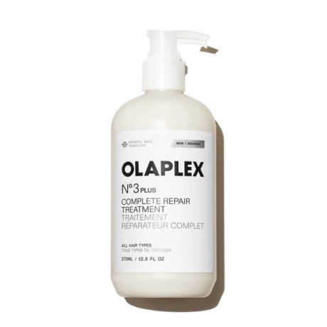 Gezond en sterk haar begint met de juiste verzorging. De Olaplex No.3 Plus Complete Repair Treatment 250ml is een krachtige intensieve behandeling die speciaal ontwikkeld is om beschadigd haar te herstellen en te versterken. Dankzij de unieke bond-building technologie helpt dit product beschadigde haarverbindingen te herstellen en het haar opnieuw veerkrachtig, glanzend en gezond te maken. Voor iedereen die zijn haar regelmatig kleurt, ontkleurt of intensief stylet met hitteapparaten, is een diep herstellende behandeling essentieel. Olaplex No.3 Plus werkt diep in de haarstructuur en helpt het haar van binnenuit te herstellen. Waarom kiezen voor Olaplex No.3 Plus 250ml? De 250 ml versie is ideaal voor mensen die regelmatig een intensieve haarherstel behandeling gebruiken of voor professionele salons. Dankzij de grotere inhoud kan het product vaker gebruikt worden en biedt het langdurige verzorging voor beschadigd haar. Belangrijkste voordelen: Herstelt beschadigde haarverbindingen Vermindert haarbreuk en gespleten punten Versterkt het haar van binnenuit Geeft het haar meer glans en zachtheid Ideaal voor gekleurd, geblondeerd of chemisch behandeld haar Door regelmatig gebruik kan het haar zichtbaar sterker en gezonder worden. Perfect voor beschadigd of chemisch behandeld haar Veel mensen merken dat hun haar na meerdere kleurbehandelingen droog en breekbaar wordt. Dit komt doordat de interne structuur van het haar beschadigd raakt. De technologie van Olaplex helpt deze structuur opnieuw op te bouwen. Daardoor kan het haar: beter bestand worden tegen hitte minder snel breken zijn natuurlijke elasticiteit terugkrijgen er voller en gezonder uitzien Dit maakt Olaplex No.3 Plus een van de meest geliefde haarherstel behandelingen onder professionele kappers. Hoe gebruik je Olaplex No.3 Plus? Voor het beste resultaat wordt aanbevolen om het product regelmatig te gebruiken als onderdeel van je haarverzorgingsroutine. Aanbevolen gebruik: Breng het product aan op licht vochtig haar Verdeel het gelijkmatig van wortel tot punt Laat het minimaal 10 tot 20 minuten inwerken Spoel het uit en was het haar met shampoo Gebruik daarna een conditioner of masker Bij ernstig beschadigd haar kan het product vaker worden gebruikt voor een intensiever herstel. Professionele haarverzorging voor thuis Steeds meer mensen kiezen voor professionele salonproducten voor thuisgebruik. Dit komt omdat deze producten vaak effectiever zijn dan standaard verzorgingsproducten uit de supermarkt. Olaplex staat wereldwijd bekend als een van de meest innovatieve merken op het gebied van haarherstel. De technologie achter het merk wordt gebruikt in duizenden professionele salons en helpt dagelijks miljoenen mensen om hun haar sterker en gezonder te maken. Ontdek professionele haarproducten Voor hoogwaardige haarverzorging en professionele salonproducten kunnen zowel kappers als consumenten terecht bij Flaka.be. Hier vind je een uitgebreid assortiment aan premium haarverzorgingsproducten, speciaal geselecteerd voor optimale kwaliteit en resultaat. Van intensieve haarherstel behandelingen tot professionele shampoos en conditioners. ✔️ Tip voor gezonder haar: Combineer Olaplex behandelingen met een goede shampoo, conditioner en hittebescherming voor een complete haarverzorgingsroutine.