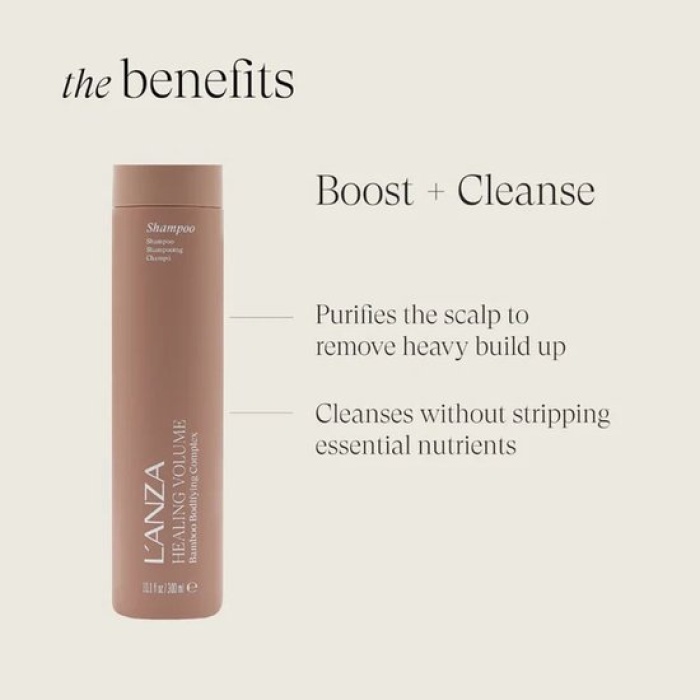 L’ANZA Healing Volume Shampoo – Professionele Volume Shampoo De L’ANZA Healing Volume Shampoo is speciaal ontwikkeld om fijn en futloos haar meer volume, kracht en vitaliteit te geven. Deze professionele shampoo reinigt het haar op milde wijze terwijl het tegelijkertijd de natuurlijke structuur van het haar versterkt. Dankzij de geavanceerde formule krijgt het haar zichtbaar meer body, veerkracht en een gezonde glans. De unieke Bamboo Bodifying Complex helpt het haar te versterken en te verdikken zonder het te verzwaren. Hierdoor voelt het haar voller, lichter en levendiger aan. Dit maakt de shampoo ideaal voor mensen met fijn, dun of slap haar die op zoek zijn naar langdurig volume en professionele verzorging. De verzorgende ingrediënten beschermen het haar tegen dagelijkse invloeden zoals hitte, styling en externe schade. Tegelijkertijd zorgt de formule voor een zachte reiniging waardoor het haar fris, soepel en gezond blijft. Voordelen Geeft fijn en dun haar zichtbaar meer volume Versterkt het haar zonder het te verzwaren Professionele salonkwaliteit haarverzorging Zorgt voor glans, body en natuurlijke beweging Ideaal voor dagelijks gebruik Gebruik Breng een kleine hoeveelheid aan op nat haar, masseer zachtjes in de hoofdhuid en lengtes en spoel grondig uit. Voor het beste resultaat combineren met de L’ANZA Healing Volume Conditioner. Verkrijgbaar bij Flaka.be Ontdek professionele haarverzorging van L’ANZA bij Flaka.be – Professional Hairproducten. Bij Flaka.be vindt u een uitgebreid assortiment professionele haarproducten voor salons en particulieren, met snelle levering in België en Nederland.