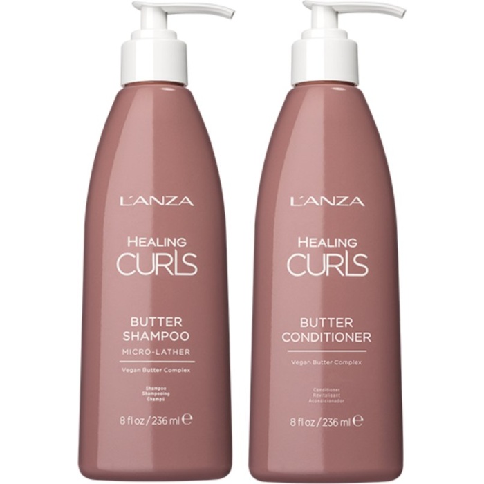 Productbeschrijving De L'ANZA Healing Curls Duo Set met Butter Shampoo en Conditioner is speciaal ontworpen voor het verzorgen en definiëren van krullend haar. Deze set biedt hydratatie en controle, waardoor krullen soepel, veerkrachtig en pluisvrij blijven. Ideaal voor krullen die behoefte hebben aan extra voeding en glans. L'ANZA Healing Curls Butter Shampoo Een rijke, boterachtige shampoo die het haar diep hydrateert en zorgt voor zachte, pluisvrije krullen. De formule reinigt het haar mild zonder de natuurlijke oliën te strippen, zodat krullen soepel en levendig blijven. Belangrijkste kenmerken: Diepe hydratatie voor zachte en gedefinieerde krullen. Maakt het haar glad en vermindert pluis. Kleurveilig en vrij van sulfaten. Ideaal voor droge, krullende haartypes. L'ANZA Healing Curls Conditioner De bijpassende conditioner voedt en ontwart het haar, terwijl het de kruldefinitie versterkt. Deze conditioner maakt het haar zacht en handelbaar, en biedt langdurige vochtbalans voor perfect gevormde krullen. Belangrijkste kenmerken: Voedt en ontwart zonder te verzwaren. Geeft langdurige vochtbalans en definitie. Beschermt tegen pluis en houdt krullen veerkrachtig. Geschikt voor dagelijks gebruik. Hoe te gebruiken: Butter Shampoo: Breng de Butter Shampoo aan op nat haar, masseer zachtjes in en spoel grondig uit. Conditioner: Breng de Conditioner aan op schoon, vochtig haar, vooral op de lengten en punten. Laat enkele minuten inwerken en spoel vervolgens goed uit. Met deze duo set krijgt krullend haar de aandacht die het verdient: optimaal gehydrateerd, pluisvrij en met een prachtige, natuurlijke glans en veerkracht. flaka.be