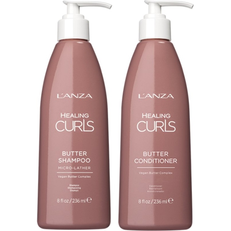 Productbeschrijving De L'ANZA Healing Curls Duo Set met Butter Shampoo en Conditioner is speciaal ontworpen voor het verzorgen en definiëren van krullend haar. Deze set biedt hydratatie en controle, waardoor krullen soepel, veerkrachtig en pluisvrij blijven. Ideaal voor krullen die behoefte hebben aan extra voeding en glans. L'ANZA Healing Curls Butter Shampoo Een rijke, boterachtige shampoo die het haar diep hydrateert en zorgt voor zachte, pluisvrije krullen. De formule reinigt het haar mild zonder de natuurlijke oliën te strippen, zodat krullen soepel en levendig blijven. Belangrijkste kenmerken: Diepe hydratatie voor zachte en gedefinieerde krullen. Maakt het haar glad en vermindert pluis. Kleurveilig en vrij van sulfaten. Ideaal voor droge, krullende haartypes. L'ANZA Healing Curls Conditioner De bijpassende conditioner voedt en ontwart het haar, terwijl het de kruldefinitie versterkt. Deze conditioner maakt het haar zacht en handelbaar, en biedt langdurige vochtbalans voor perfect gevormde krullen. Belangrijkste kenmerken: Voedt en ontwart zonder te verzwaren. Geeft langdurige vochtbalans en definitie. Beschermt tegen pluis en houdt krullen veerkrachtig. Geschikt voor dagelijks gebruik. Hoe te gebruiken: Butter Shampoo: Breng de Butter Shampoo aan op nat haar, masseer zachtjes in en spoel grondig uit. Conditioner: Breng de Conditioner aan op schoon, vochtig haar, vooral op de lengten en punten. Laat enkele minuten inwerken en spoel vervolgens goed uit. Met deze duo set krijgt krullend haar de aandacht die het verdient: optimaal gehydrateerd, pluisvrij en met een prachtige, natuurlijke glans en veerkracht. flaka.be
