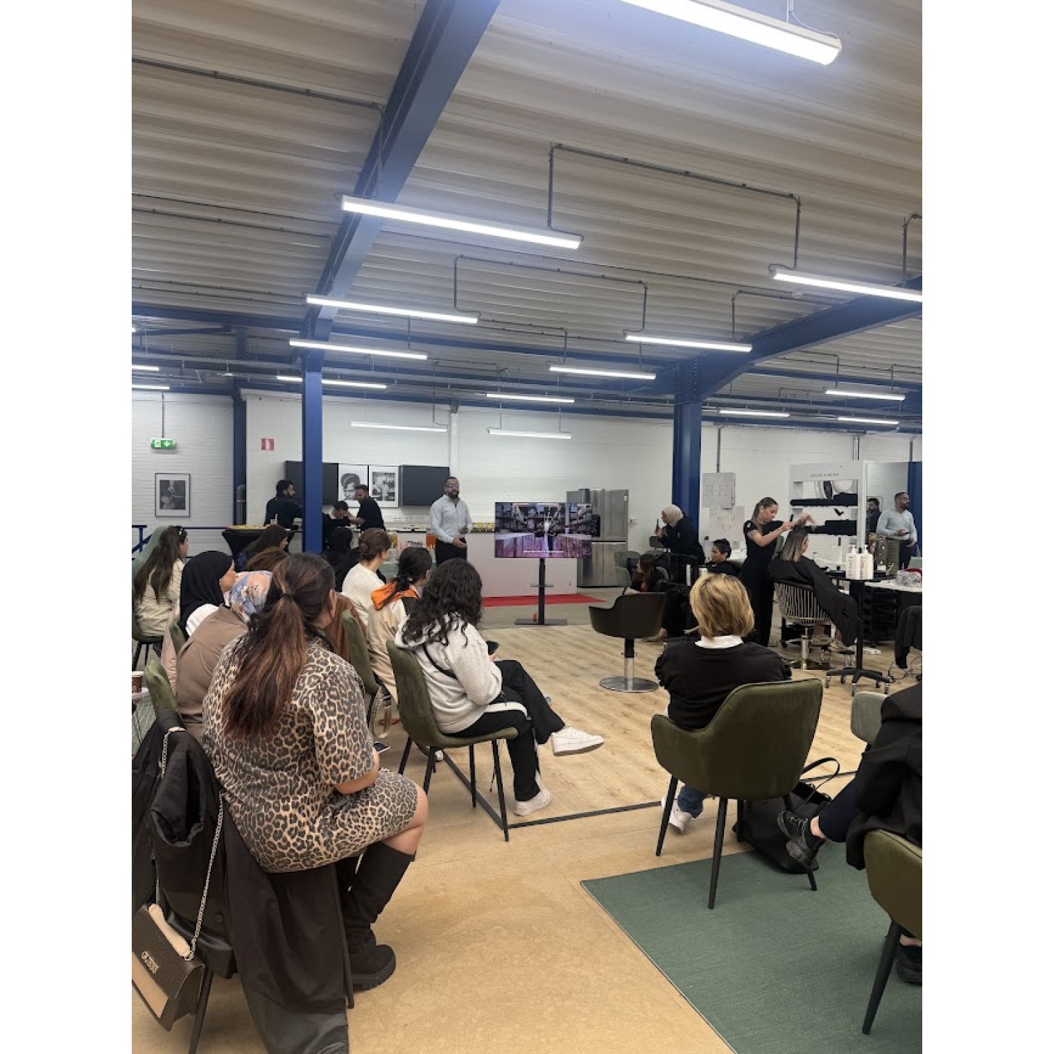 Leer professionele technieken die je meteen kunt gebruiken om meer klanten aan te trekken en je omzet te verhogen. Flaka.be biedt praktijkgerichte opleidingen met directe resultaten in keratine, haarbotox en proteïne behandelingen. Investeer in jezelf en groei met Flaka.be.