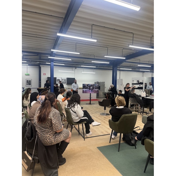 Leer professionele technieken die je meteen kunt gebruiken om meer klanten aan te trekken en je omzet te verhogen. Flaka.be biedt praktijkgerichte opleidingen met directe resultaten in keratine, haarbotox en proteïne behandelingen. Investeer in jezelf en groei met Flaka.be.