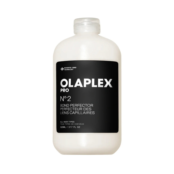 De Olaplex No.2 Bond Perfector is de tweede stap in het professionele Olaplex behandelingssysteem. Dit product wordt gebruikt na chemische behandelingen om het haar intensief te herstellen en beschadigde haarverbindingen opnieuw op te bouwen. Tijdens kleur- of ontkleuringsprocessen kan het haar kwetsbaar worden. Olaplex No.2 helpt deze schade te herstellen door diep in de haarstructuur te werken en de interne bindingen opnieuw te versterken. Belangrijkste voordelen Herstelt beschadigde haarstructuren Versterkt het haar van binnenuit Vermindert haarbreuk Geeft het haar meer zachtheid en glans Ideaal na chemische behandelingen Deze behandeling wordt vaak gebruikt in professionele salons om het haar na een kleur- of ontkleuringsbehandeling opnieuw te stabiliseren en te versterken. Professionele haarverzorging Olaplex No.2 Bond Perfector zorgt ervoor dat het haar na een chemische behandeling weer sterk, gezond en veerkrachtig aanvoelt. Hierdoor blijft het haar beter beschermd tegen toekomstige schade. Voor hoogwaardige salonproducten en professionele haarverzorging kunnen kappers en consumenten terecht bij Flaka.be, waar een uitgebreid assortiment aan premium haarproducten beschikbaar is.