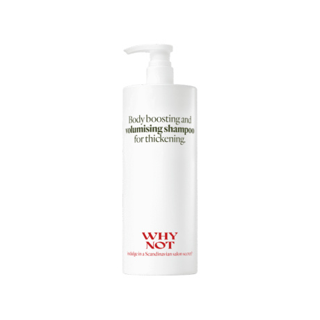 Professionele volumeshampoo voor voller en sterker haar De WHY NOT Volumising Shampoo is een hoogwaardige shampoo die speciaal ontwikkeld is voor fijn, dun en futloos haar. Deze professionele formule reinigt het haar grondig terwijl het tegelijkertijd volume, kracht en vitaliteit toevoegt. De shampoo verwijdert voorzichtig onzuiverheden en overtollig talg zonder het haar uit te drogen. Dankzij voedende ingrediënten en natuurlijke proteïnen helpt de formule de haarstructuur te versterken en geeft het haar zichtbaar meer body en beweging. Bij regelmatig gebruik krijgt het haar een lichtere, vollere uitstraling en voelt het merkbaar sterker en gezonder aan. Hierdoor is de shampoo perfect voor dagelijks gebruik in professionele salons en voor thuisgebruik. Belangrijkste voordelen Geeft het haar meer volume en body Reinigt het haar mild maar effectief Versterkt fijn en dun haar Zorgt voor meer glans en vitaliteit Verzwaart het haar niet Professionele salonkwaliteit Geschikt voor De WHY NOT Volumising Shampoo is ideaal voor: Fijn haar Dun haar Futloos haar Haar zonder volume Normaal haar dat meer body nodig heeft Gebruik Breng een kleine hoeveelheid shampoo aan op nat haar en masseer zachtjes in op de hoofdhuid en lengtes. Laat licht schuimen en spoel daarna grondig uit. Herhaal indien nodig. Voor een optimaal resultaat combineren met de WHY NOT Volumising Conditioner. SEO Meta Titel WHY NOT Volumising Shampoo – Professionele Shampoo voor Fijn Haar en Volume Meta Beschrijving WHY NOT Volumising Shampoo is een professionele shampoo die fijn en futloos haar reinigt, versterkt en zichtbaar meer volume en body geeft. SEO Zoekwoorden why not volumising shampoo, shampoo voor fijn haar, volume shampoo salon, hair thickening shampoo, professionele volumeshampoo