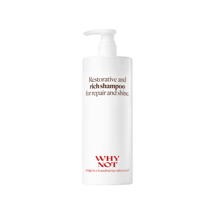 Intens herstellende shampoo voor gezond, sterk en glanzend haar De WHY NOT Rich Shampoo is een professionele herstellende shampoo die speciaal ontwikkeld is voor droog, beschadigd en chemisch behandeld haar. Dankzij de rijke formule helpt deze shampoo het haar intensief te voeden, te herstellen en de natuurlijke glans van het haar terug te brengen. De formule reinigt het haar op milde wijze zonder de natuurlijke vochtbalans van het haar te verstoren. Tegelijkertijd helpt de shampoo beschadigde haarvezels te versterken en het haar beter te beschermen tegen externe invloeden zoals hitte, stylingtools en milieuvervuiling. Door de voedende en herstellende eigenschappen voelt het haar na gebruik merkbaar zachter, sterker en gezonder aan. Het haar krijgt meer elasticiteit, glans en wordt gemakkelijker doorkambaar. Deze shampoo is ideaal voor mensen die hun haar intensief willen herstellen na chemische behandelingen zoals kleuren, ontkleuren of hittebehandelingen. Belangrijkste voordelen Intensief herstellende shampoo Reinigt het haar mild zonder uit te drogen Geeft het haar meer glans en vitaliteit Versterkt beschadigde haarvezels Verbetert de zachtheid en doorkambaarheid Geschikt voor dagelijks gebruik Professionele salonkwaliteit Geschikt voor De WHY NOT Rich Shampoo is ideaal voor: Droog haar Beschadigd haar Chemisch behandeld haar Gekleurd haar Haar dat extra herstel nodig heeft Gebruik Breng een kleine hoeveelheid shampoo aan op nat haar en masseer zachtjes in op de hoofdhuid en lengtes. Laat licht schuimen en spoel daarna grondig uit. Herhaal indien nodig voor een optimaal resultaat. Voor het beste resultaat combineren met de WHY NOT Rich Conditioner. SEO Meta Titel WHY NOT Rich Shampoo – Herstellende Shampoo voor Beschadigd Haar | Professionele Haarverzorging Meta Beschrijving WHY NOT Rich Shampoo is een professionele herstellende shampoo die beschadigd haar intens voedt, versterkt en een gezonde glans geeft. Ideaal voor droog en behandeld haar. SEO Zoekwoorden why not rich shampoo, herstellende shampoo, shampoo beschadigd haar, professionele shampoo salon, repair shampoo haircare