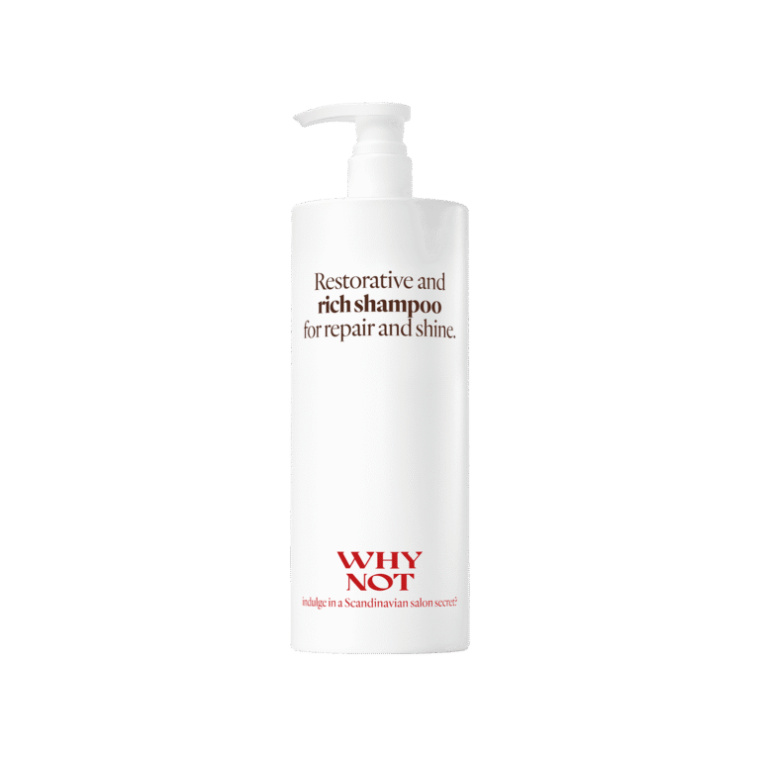 Intens herstellende shampoo voor gezond, sterk en glanzend haar De WHY NOT Rich Shampoo is een professionele herstellende shampoo die speciaal ontwikkeld is voor droog, beschadigd en chemisch behandeld haar. Dankzij de rijke formule helpt deze shampoo het haar intensief te voeden, te herstellen en de natuurlijke glans van het haar terug te brengen. De formule reinigt het haar op milde wijze zonder de natuurlijke vochtbalans van het haar te verstoren. Tegelijkertijd helpt de shampoo beschadigde haarvezels te versterken en het haar beter te beschermen tegen externe invloeden zoals hitte, stylingtools en milieuvervuiling. Door de voedende en herstellende eigenschappen voelt het haar na gebruik merkbaar zachter, sterker en gezonder aan. Het haar krijgt meer elasticiteit, glans en wordt gemakkelijker doorkambaar. Deze shampoo is ideaal voor mensen die hun haar intensief willen herstellen na chemische behandelingen zoals kleuren, ontkleuren of hittebehandelingen. Belangrijkste voordelen Intensief herstellende shampoo Reinigt het haar mild zonder uit te drogen Geeft het haar meer glans en vitaliteit Versterkt beschadigde haarvezels Verbetert de zachtheid en doorkambaarheid Geschikt voor dagelijks gebruik Professionele salonkwaliteit Geschikt voor De WHY NOT Rich Shampoo is ideaal voor: Droog haar Beschadigd haar Chemisch behandeld haar Gekleurd haar Haar dat extra herstel nodig heeft Gebruik Breng een kleine hoeveelheid shampoo aan op nat haar en masseer zachtjes in op de hoofdhuid en lengtes. Laat licht schuimen en spoel daarna grondig uit. Herhaal indien nodig voor een optimaal resultaat. Voor het beste resultaat combineren met de WHY NOT Rich Conditioner. SEO Meta Titel WHY NOT Rich Shampoo – Herstellende Shampoo voor Beschadigd Haar | Professionele Haarverzorging Meta Beschrijving WHY NOT Rich Shampoo is een professionele herstellende shampoo die beschadigd haar intens voedt, versterkt en een gezonde glans geeft. Ideaal voor droog en behandeld haar. SEO Zoekwoorden why not rich shampoo, herstellende shampoo, shampoo beschadigd haar, professionele shampoo salon, repair shampoo haircare