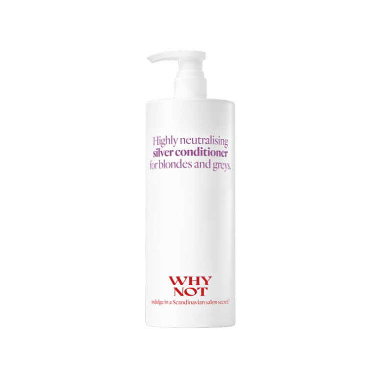 Professionele zilvershampoo voor het neutraliseren van gele en warme tinten De WHY NOT Silver Shampoo is een krachtige neutraliserende shampoo die speciaal ontwikkeld is voor blond, geblondeerd en grijs haar. Dankzij de intensieve violetpigmenten helpt deze shampoo ongewenste gele en warme tinten te neutraliseren, waardoor het haar een frisse, koele en heldere uitstraling krijgt. Deze professionele formule reinigt het haar op milde wijze en helpt tegelijkertijd de haarkleur langer mooi te houden. Blond haar krijgt opnieuw een frisse, salonwaardige kleur terwijl grijs haar helderder en stralender wordt. De verzorgende ingrediënten helpen het haar zacht, glanzend en beter handelbaar te maken zonder het uit te drogen. Hierdoor is deze shampoo ideaal voor regelmatig gebruik bij blond of grijs haar. Belangrijkste voordelen Neutraliseert gele en warme tinten in blond haar Versterkt koele blonde en zilveren haartonen Geeft het haar een frisse en heldere uitstraling Reinigt het haar mild zonder uitdroging Verbetert glans en zachtheid Ideaal voor blond, grijs en geblondeerd haar Professionele salonkwaliteit Geschikt voor De WHY NOT Silver Shampoo is ideaal voor: Blond haar Geblondeerd haar Grijs haar Haar met gele ondertonen Haar dat kleuronderhoud nodig heeft Gebruik Breng de shampoo aan op nat haar en masseer zachtjes in. Laat 2 tot 5 minuten inwerken afhankelijk van het gewenste neutraliserende effect. Spoel daarna grondig uit. Gebruik 1–2 keer per week of naar behoefte. Resultaat Het haar krijgt een koelere tint, meer glans en een frisse uitstraling. Gele tinten worden zichtbaar verminderd en het haar voelt zacht en verzorgd aan. SEO Meta Titel WHY NOT Silver Shampoo – Professionele Zilver Shampoo voor Blond en Grijs Haar Meta Beschrijving WHY NOT Silver Shampoo neutraliseert gele tinten in blond en grijs haar en zorgt voor een frisse, koele kleur en extra glans. Professionele zilvershampoo. SEO Zoekwoorden why not silver shampoo, zilver shampoo blond haar, anti yellow shampoo, purple shampoo salon, silver shampoo professioneel