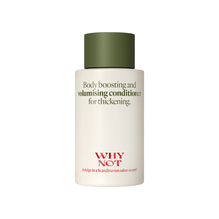 WHY NOT Body Boosting and Volumising Conditioner is een professionele volume conditioner die het haar zichtbaar voller en dikker laat aanvoelen zonder het te verzwaren. Deze formule is speciaal ontwikkeld voor fijn, slap of futloos haar dat behoefte heeft aan extra body en structuur. Het haar krijgt meer veerkracht en een natuurlijke lift terwijl het zacht en soepel blijft. De conditioner ondersteunt de haarvezel en helpt het haar optisch te verdikken. Door de lichte, uitgebalanceerde samenstelling wordt het haar intens verzorgd zonder zwaar of vettig aan te voelen. Het resultaat is beter doorkambaar haar met meer volume, meer textuur en een gezonde, glanzende uitstraling. WHY NOT Body Boosting and Volumising Conditioner is ideaal voor dagelijks gebruik in combinatie met een volume shampoo. Het versterkt de natuurlijke elasticiteit van het haar en zorgt ervoor dat het langer in model blijft na het föhnen of stylen. Fijn haar krijgt zichtbaar meer densiteit en een luchtige, professionele finish. Geïnspireerd door Scandinavische salonkwaliteit combineert deze conditioner verzorging, volume en lichtheid in één formule. Bij regelmatig gebruik wordt het haar sterker, voller en beter handelbaar zonder zijn natuurlijke beweging te verliezen. Een perfecte keuze voor wie meer body en dikker ogend haar wil met een zachte, luxueuze afwerking. Meta Title WHY NOT Volume Conditioner | Body Boosting en Verdikkend Meta Description Professionele volume conditioner voor fijn en futloos haar. Geeft meer body, dikker ogend haar en langdurige lichtheid zonder te verzwaren. URL Slug why-not-body-boosting-volumising-conditioner