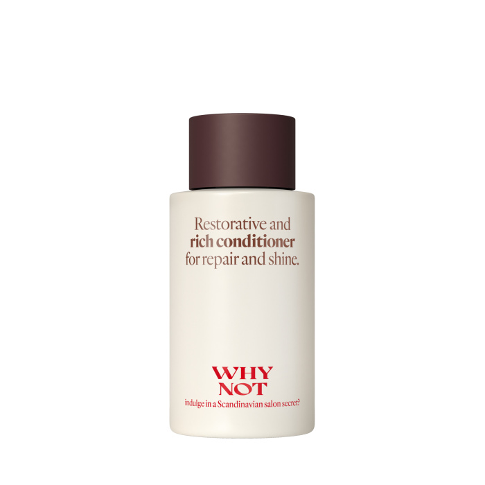 Intens herstellende conditioner voor droog en beschadigd haar De WHY NOT Rich Conditioner is een professionele herstellende conditioner die speciaal ontwikkeld is om droog, beschadigd en chemisch behandeld haar diep te verzorgen. Dankzij de rijke en voedende formule helpt deze conditioner de haarstructuur te herstellen en zorgt hij voor uitzonderlijke zachtheid, glans en controle. Na het wassen sluit de conditioner de haarschubben en helpt hij het haar te beschermen tegen externe invloeden zoals hitte, stylingtools en milieuvervuiling. Het resultaat is zichtbaar gezonder haar dat soepel aanvoelt en gemakkelijker te stylen is. De formule voedt het haar intensief zonder het te verzwaren, waardoor het perfect geschikt is voor dagelijks gebruik in professionele salons of thuis. Belangrijkste voordelen Intens herstellende conditioner voor beschadigd haar Verbetert de haarstructuur en elasticiteit Geeft langdurige hydratatie en voeding Maakt het haar zacht, glanzend en gemakkelijk doorkambaar Ideaal voor gekleurd of chemisch behandeld haar Professionele salonkwaliteit Voor welk haartype De WHY NOT Rich Conditioner is ideaal voor: Droog haar Beschadigd haar Chemisch behandeld haar Gekleurd haar Dof en futloos haar Gebruik Breng een kleine hoeveelheid conditioner aan op gewassen, handdoekdroog haar. Verdeel gelijkmatig over de lengtes en punten. Laat enkele minuten inwerken en spoel daarna grondig uit. SEO Meta Titel WHY NOT Rich Conditioner – Herstellende Conditioner voor Droog en Beschadigd Haar Meta Beschrijving WHY NOT Rich Conditioner is een professionele herstellende conditioner die droog en beschadigd haar intens voedt, herstelt en een natuurlijke glans geeft. SEO Zoekwoorden why not rich conditioner, herstellende conditioner, conditioner beschadigd haar, professionele conditioner salon, repair conditioner hair