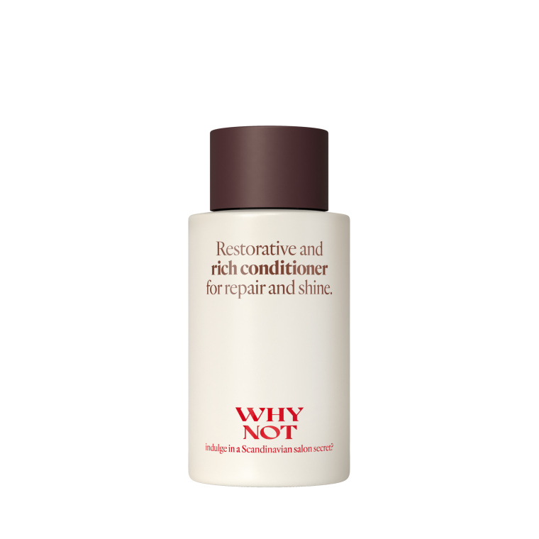 Intens herstellende conditioner voor droog en beschadigd haar De WHY NOT Rich Conditioner is een professionele herstellende conditioner die speciaal ontwikkeld is om droog, beschadigd en chemisch behandeld haar diep te verzorgen. Dankzij de rijke en voedende formule helpt deze conditioner de haarstructuur te herstellen en zorgt hij voor uitzonderlijke zachtheid, glans en controle. Na het wassen sluit de conditioner de haarschubben en helpt hij het haar te beschermen tegen externe invloeden zoals hitte, stylingtools en milieuvervuiling. Het resultaat is zichtbaar gezonder haar dat soepel aanvoelt en gemakkelijker te stylen is. De formule voedt het haar intensief zonder het te verzwaren, waardoor het perfect geschikt is voor dagelijks gebruik in professionele salons of thuis. Belangrijkste voordelen Intens herstellende conditioner voor beschadigd haar Verbetert de haarstructuur en elasticiteit Geeft langdurige hydratatie en voeding Maakt het haar zacht, glanzend en gemakkelijk doorkambaar Ideaal voor gekleurd of chemisch behandeld haar Professionele salonkwaliteit Voor welk haartype De WHY NOT Rich Conditioner is ideaal voor: Droog haar Beschadigd haar Chemisch behandeld haar Gekleurd haar Dof en futloos haar Gebruik Breng een kleine hoeveelheid conditioner aan op gewassen, handdoekdroog haar. Verdeel gelijkmatig over de lengtes en punten. Laat enkele minuten inwerken en spoel daarna grondig uit. SEO Meta Titel WHY NOT Rich Conditioner – Herstellende Conditioner voor Droog en Beschadigd Haar Meta Beschrijving WHY NOT Rich Conditioner is een professionele herstellende conditioner die droog en beschadigd haar intens voedt, herstelt en een natuurlijke glans geeft. SEO Zoekwoorden why not rich conditioner, herstellende conditioner, conditioner beschadigd haar, professionele conditioner salon, repair conditioner hair