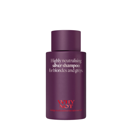 Professionele zilvershampoo tegen gele en warme tinten De WHY NOT Silver Shampoo is een professionele neutraliserende shampoo die speciaal ontwikkeld is voor blond, grijs en geblondeerd haar. Dankzij krachtige violetpigmenten helpt deze shampoo ongewenste gele en warme tinten te neutraliseren en het haar een koelere, heldere kleur te geven. De formule reinigt het haar zacht terwijl het tegelijkertijd helpt om de kleur fris en levendig te houden. Blond haar krijgt opnieuw een heldere en frisse uitstraling zonder dat het haar uitdroogt. Deze zilvershampoo is ideaal voor iedereen die zijn blonde of grijze haarkleur wil onderhouden tussen salonbehandelingen. Belangrijkste voordelen Neutraliseert gele en warme tinten Versterkt koele blonde en zilveren tonen Reinigt het haar mild Geeft glans en frisheid aan blond haar Ideaal voor blond, grijs en geblondeerd haar Professionele salonkwaliteit Voor welk haartype De WHY NOT Silver Shampoo is geschikt voor: Blond haar Geblondeerd haar Grijs haar Haar met gele of warme ondertonen Gebruik Breng aan op nat haar en masseer zachtjes in. Laat 2 tot 5 minuten inwerken afhankelijk van het gewenste neutraliserende effect. Spoel daarna grondig uit. SEO Meta Titel WHY NOT Silver Shampoo – Professionele Zilver Shampoo voor Blond en Grijs Haar Meta Beschrijving WHY NOT Silver Shampoo neutraliseert gele tinten in blond en grijs haar en zorgt voor een frisse, koele haarkleur met professionele salonkwaliteit. SEO Zoekwoorden why not silver shampoo, zilver shampoo blond haar, anti yellow shampoo, silver shampoo salon, purple shampoo professional