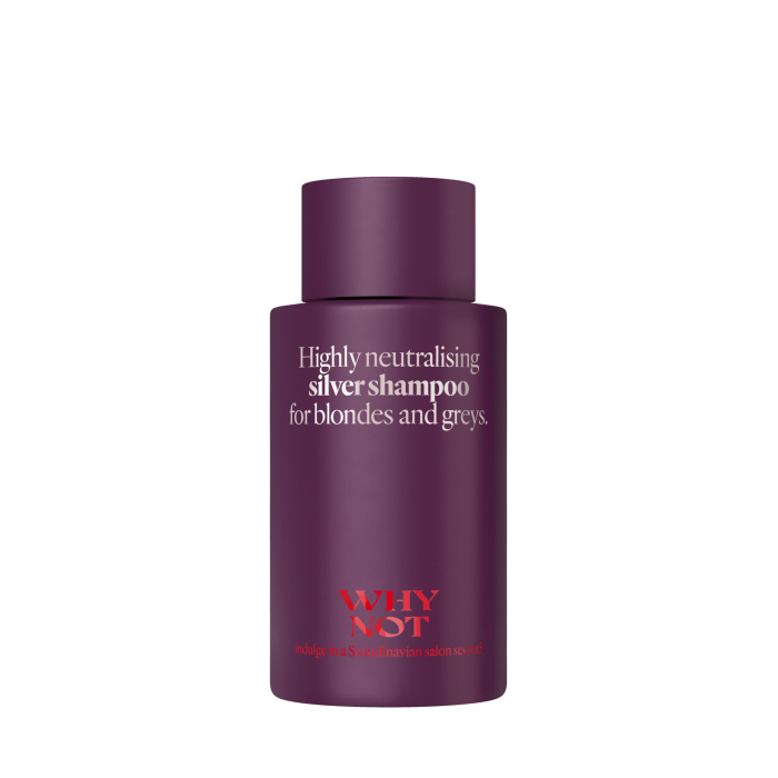Professionele zilvershampoo tegen gele en warme tinten De WHY NOT Silver Shampoo is een professionele neutraliserende shampoo die speciaal ontwikkeld is voor blond, grijs en geblondeerd haar. Dankzij krachtige violetpigmenten helpt deze shampoo ongewenste gele en warme tinten te neutraliseren en het haar een koelere, heldere kleur te geven. De formule reinigt het haar zacht terwijl het tegelijkertijd helpt om de kleur fris en levendig te houden. Blond haar krijgt opnieuw een heldere en frisse uitstraling zonder dat het haar uitdroogt. Deze zilvershampoo is ideaal voor iedereen die zijn blonde of grijze haarkleur wil onderhouden tussen salonbehandelingen. Belangrijkste voordelen Neutraliseert gele en warme tinten Versterkt koele blonde en zilveren tonen Reinigt het haar mild Geeft glans en frisheid aan blond haar Ideaal voor blond, grijs en geblondeerd haar Professionele salonkwaliteit Voor welk haartype De WHY NOT Silver Shampoo is geschikt voor: Blond haar Geblondeerd haar Grijs haar Haar met gele of warme ondertonen Gebruik Breng aan op nat haar en masseer zachtjes in. Laat 2 tot 5 minuten inwerken afhankelijk van het gewenste neutraliserende effect. Spoel daarna grondig uit. SEO Meta Titel WHY NOT Silver Shampoo – Professionele Zilver Shampoo voor Blond en Grijs Haar Meta Beschrijving WHY NOT Silver Shampoo neutraliseert gele tinten in blond en grijs haar en zorgt voor een frisse, koele haarkleur met professionele salonkwaliteit. SEO Zoekwoorden why not silver shampoo, zilver shampoo blond haar, anti yellow shampoo, silver shampoo salon, purple shampoo professional