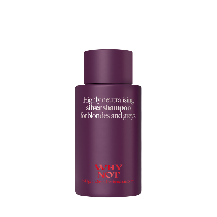 Professionele zilvershampoo tegen gele en warme tinten De WHY NOT Silver Shampoo is een professionele neutraliserende shampoo die speciaal ontwikkeld is voor blond, grijs en geblondeerd haar. Dankzij krachtige violetpigmenten helpt deze shampoo ongewenste gele en warme tinten te neutraliseren en het haar een koelere, heldere kleur te geven. De formule reinigt het haar zacht terwijl het tegelijkertijd helpt om de kleur fris en levendig te houden. Blond haar krijgt opnieuw een heldere en frisse uitstraling zonder dat het haar uitdroogt. Deze zilvershampoo is ideaal voor iedereen die zijn blonde of grijze haarkleur wil onderhouden tussen salonbehandelingen. Belangrijkste voordelen Neutraliseert gele en warme tinten Versterkt koele blonde en zilveren tonen Reinigt het haar mild Geeft glans en frisheid aan blond haar Ideaal voor blond, grijs en geblondeerd haar Professionele salonkwaliteit Voor welk haartype De WHY NOT Silver Shampoo is geschikt voor: Blond haar Geblondeerd haar Grijs haar Haar met gele of warme ondertonen Gebruik Breng aan op nat haar en masseer zachtjes in. Laat 2 tot 5 minuten inwerken afhankelijk van het gewenste neutraliserende effect. Spoel daarna grondig uit. SEO Meta Titel WHY NOT Silver Shampoo – Professionele Zilver Shampoo voor Blond en Grijs Haar Meta Beschrijving WHY NOT Silver Shampoo neutraliseert gele tinten in blond en grijs haar en zorgt voor een frisse, koele haarkleur met professionele salonkwaliteit. SEO Zoekwoorden why not silver shampoo, zilver shampoo blond haar, anti yellow shampoo, silver shampoo salon, purple shampoo professional