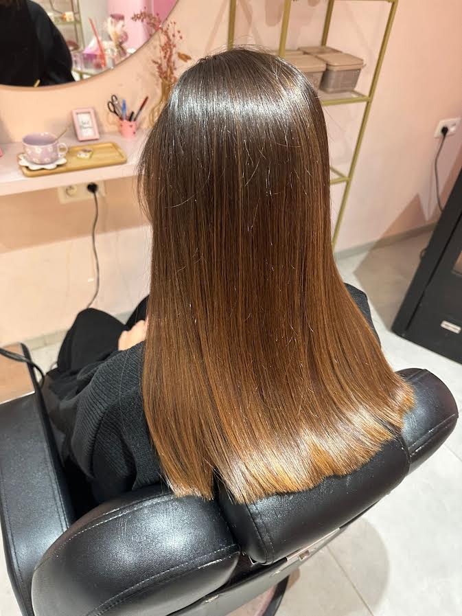 Zelfs bij golvend of moeilijk haar bereik je een maximaal steil resultaat. Het effect blijft wekenlang zichtbaar, alsof je haar elke dag professioneel gestyled is. flaka.be