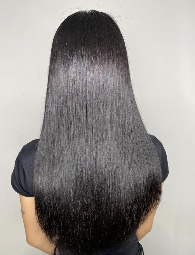 Wat is Organische Gold Keratine? Organische Gold Keratine is een intensieve haarbehandeling die verloren proteïnen aanvult en het haar diep herstelt. Ideaal voor beschadigd, droog of chemisch behandeld haar. 🔬 Wat doet het? Herstelt beschadigd haar van binnenuit Vermindert pluis en volume Zorgt voor natuurlijke gladheid Geeft intense glans Verzacht het haar zonder het te verzwaren 🌿 Waarom “organisch”? Dankzij de zachte en uitgebalanceerde formule blijft het haar gezond en natuurlijk. Het haar wordt niet hard, maar juist soepel en levendig. 🕒 Hoe lang blijft het resultaat? Bij correct gebruik blijft het resultaat gemiddeld 3 tot 5 maanden zichtbaar. 🚀 Resultaat Met Organische Gold Keratine wordt het haar sterker, gladder en zichtbaar gezonder vanaf de eerste behandeling.